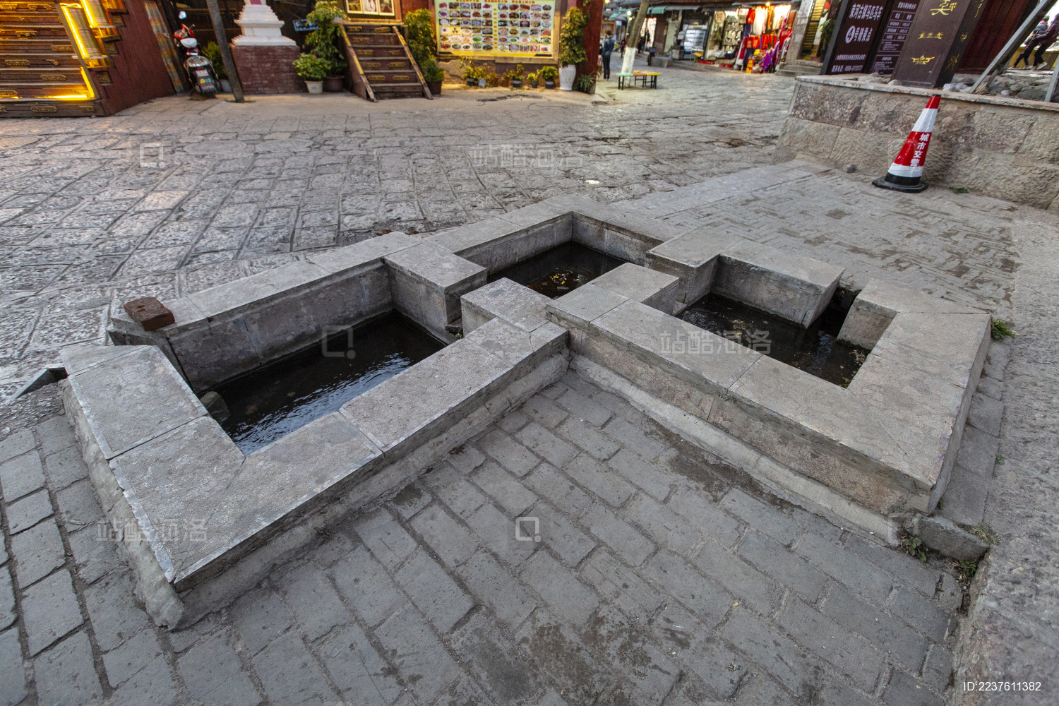 云南丽江束河古镇三眼井