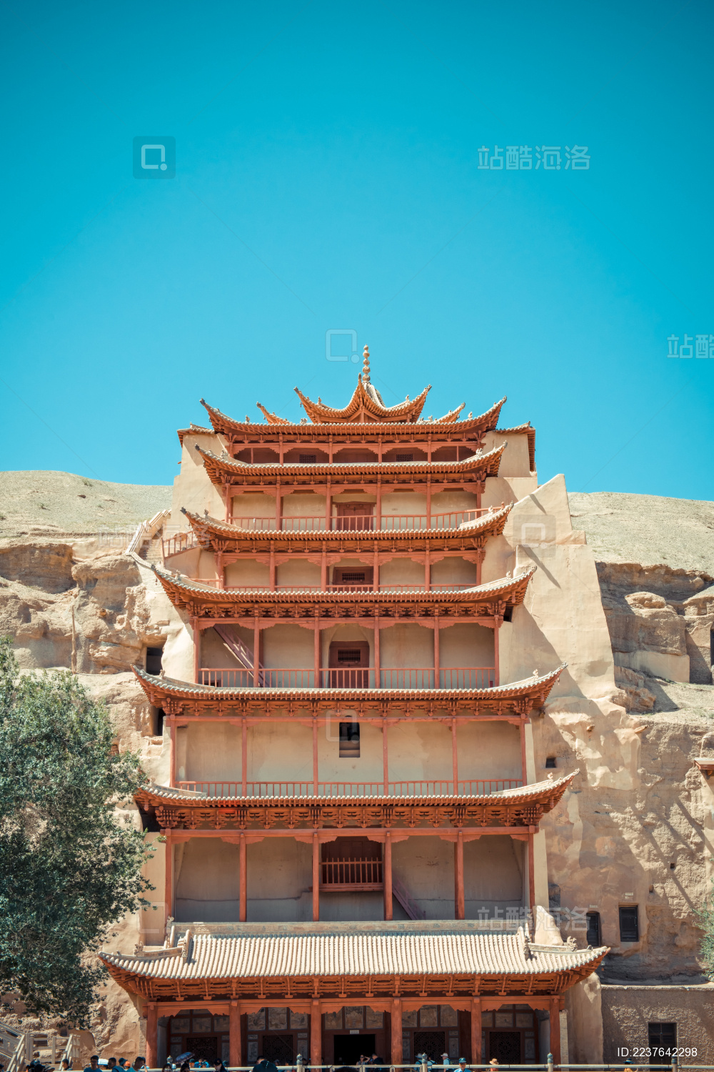 中国大西北莫高窟景区正面视角