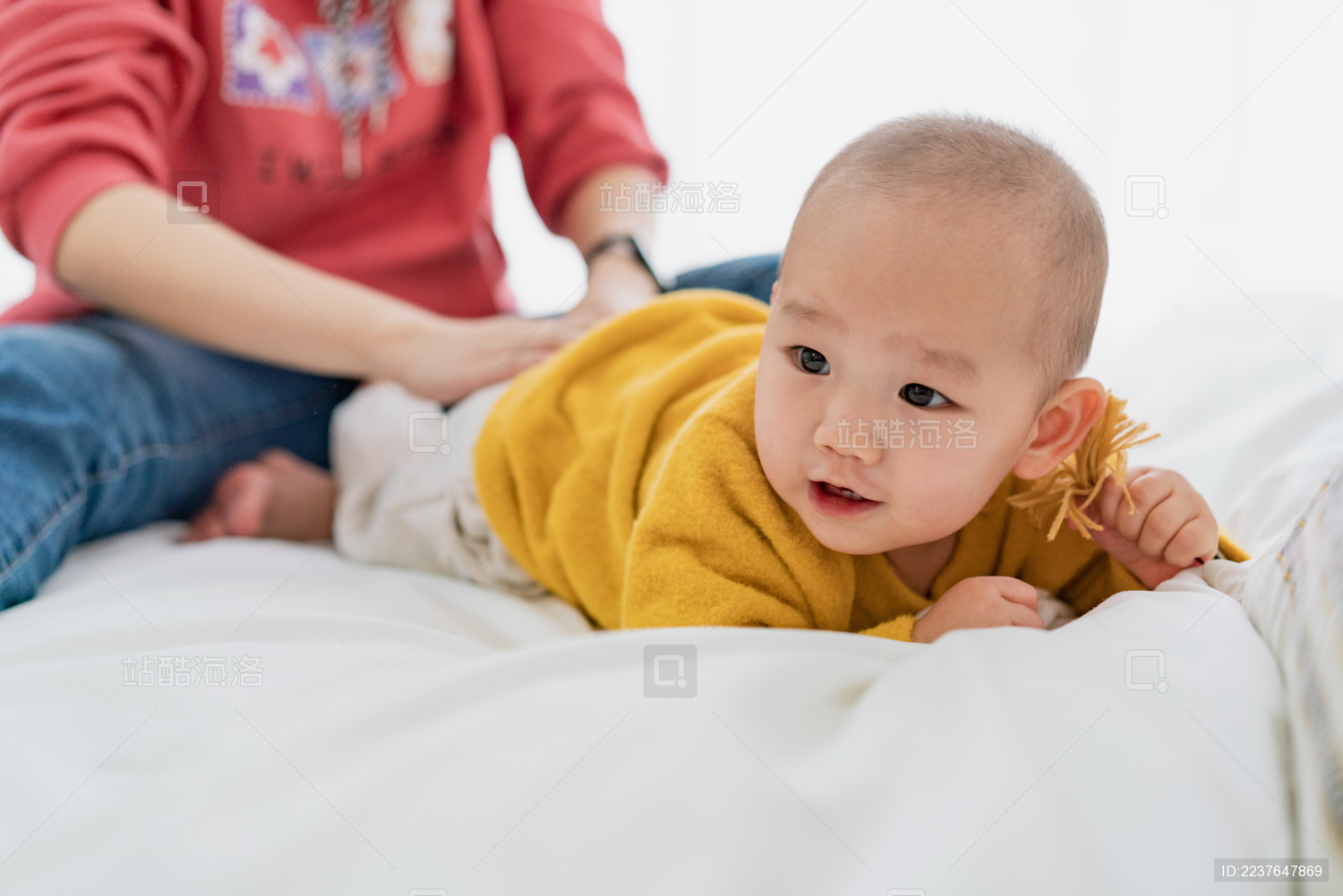 一个年轻的亚裔女性在为儿子换衣服