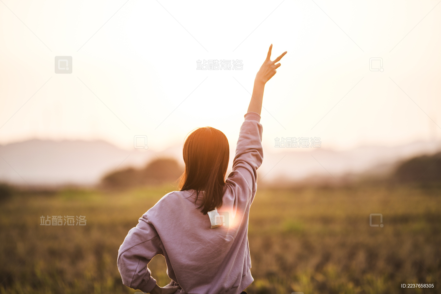 一位女性在户外享受一个人的清净