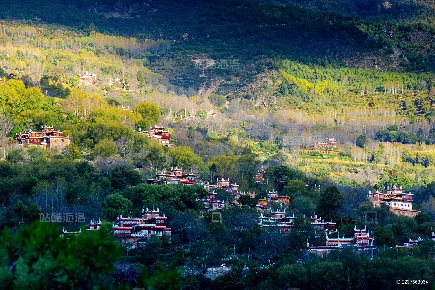 中国四川省西部山区的村落和自然风光