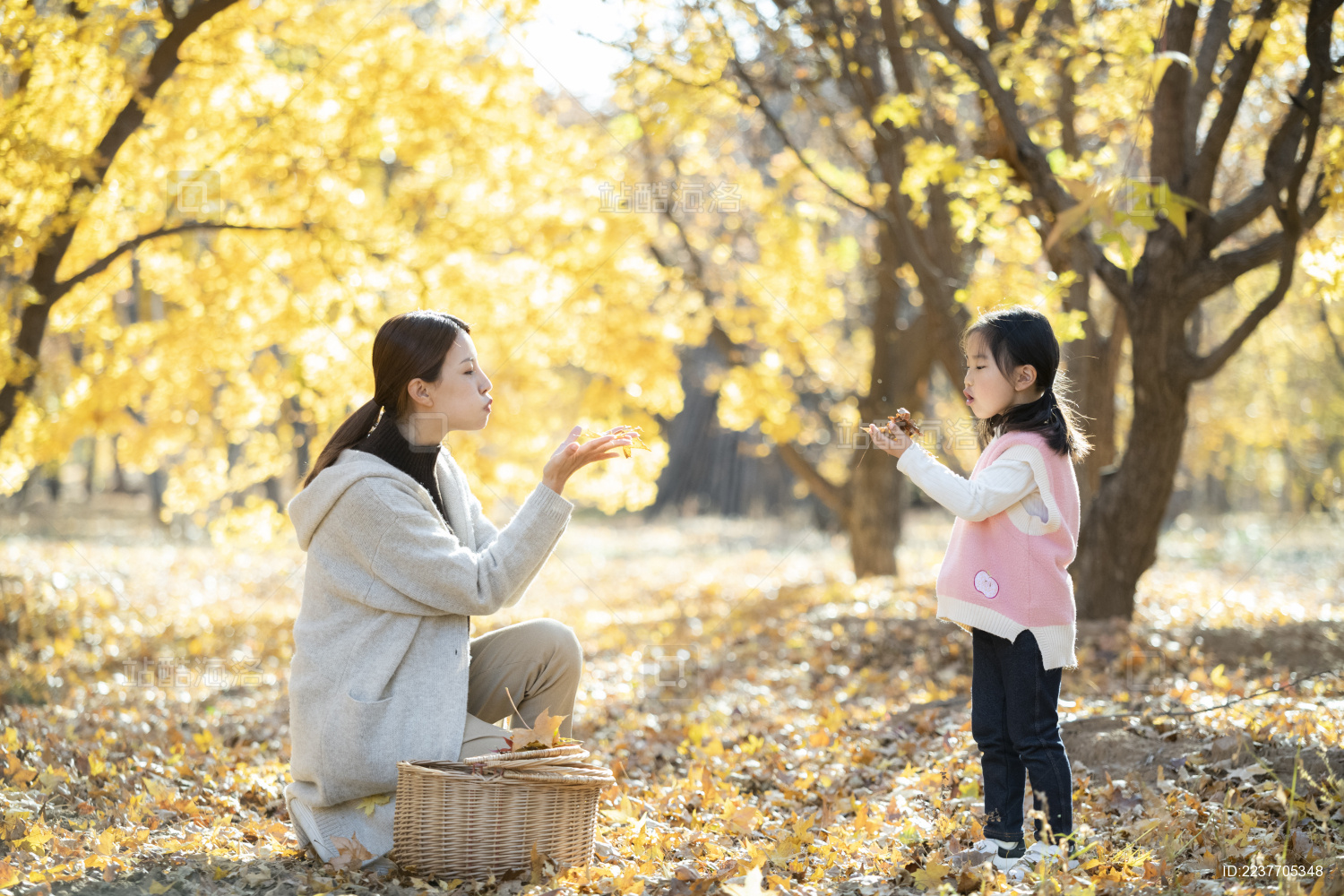 一位中国妈妈带着女儿在户外玩耍