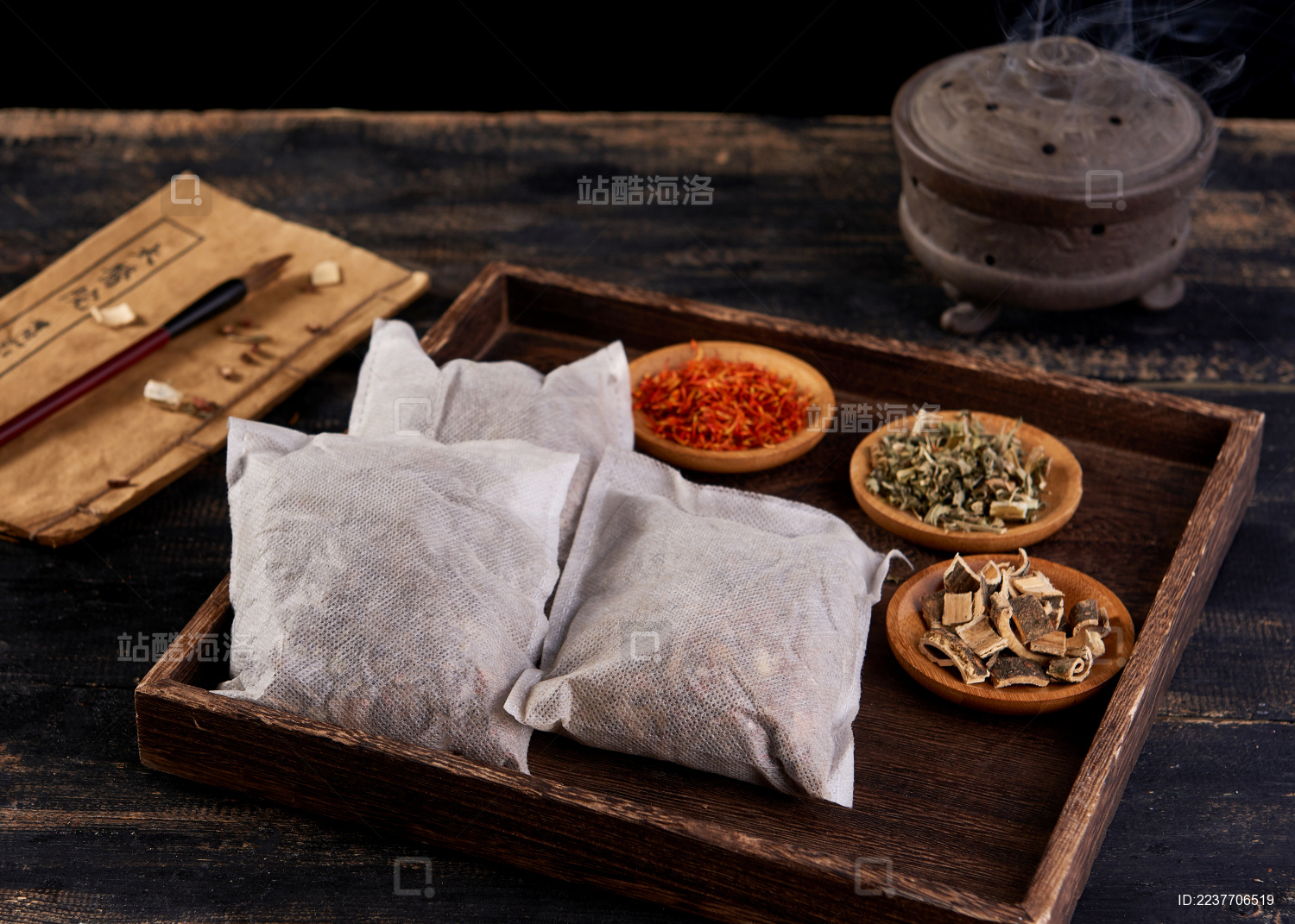 木色背景上摆放的中药泡脚包