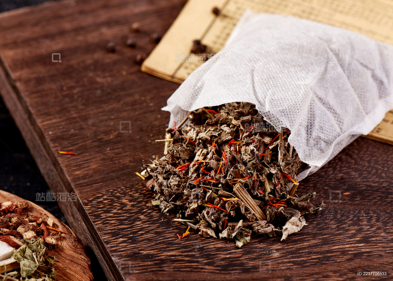 木色背景上摆放的中药泡脚包
