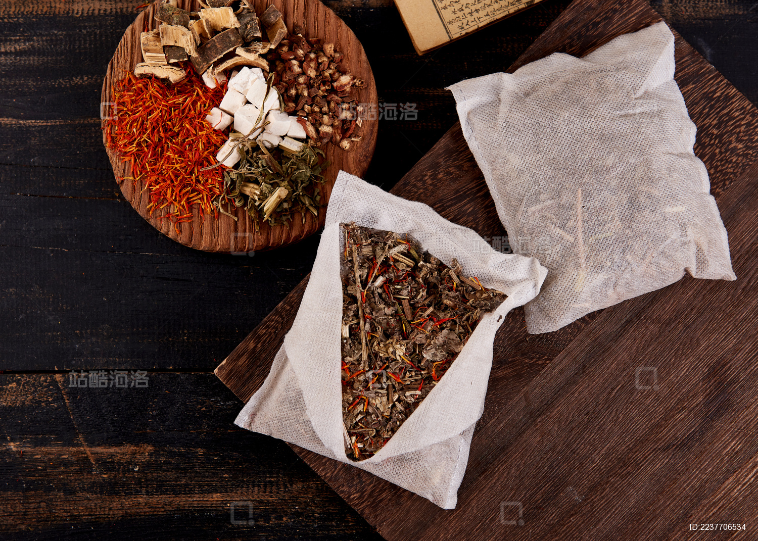 木色背景上摆放的中药泡脚包