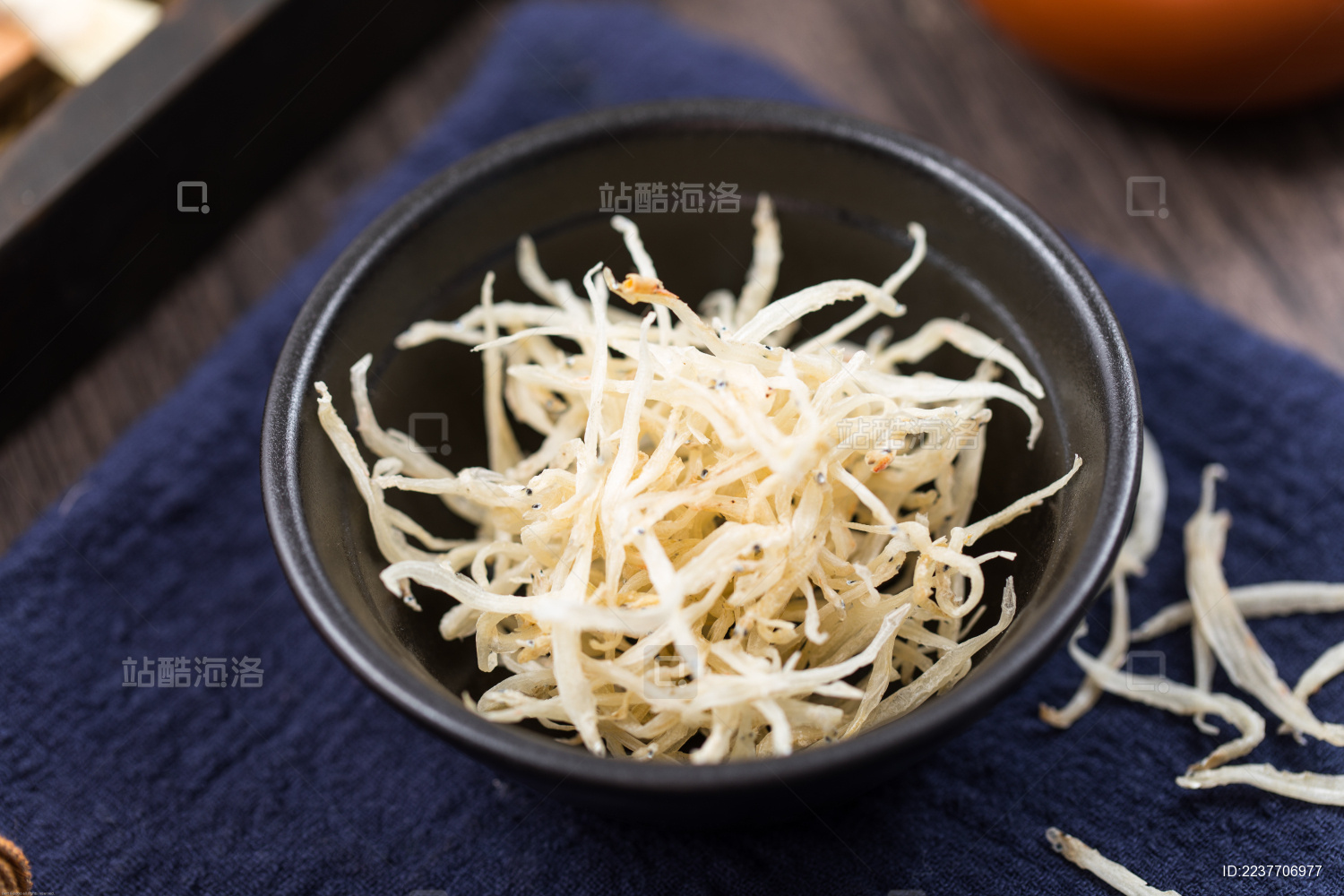 装在白色杯子中的小银鱼