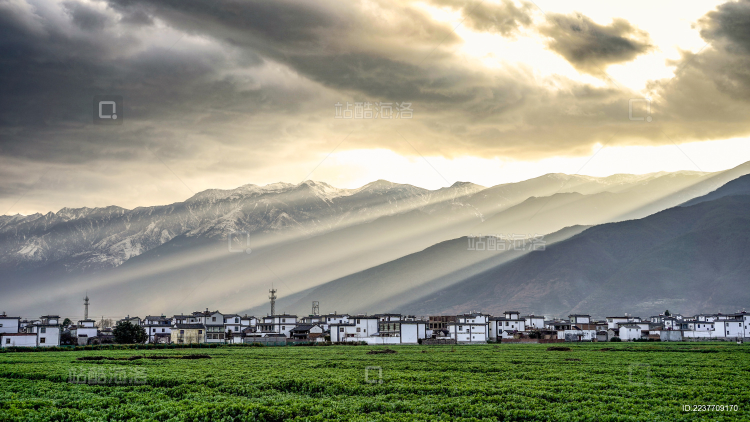 中国云南大理苍山脚下白族民居的黄昏