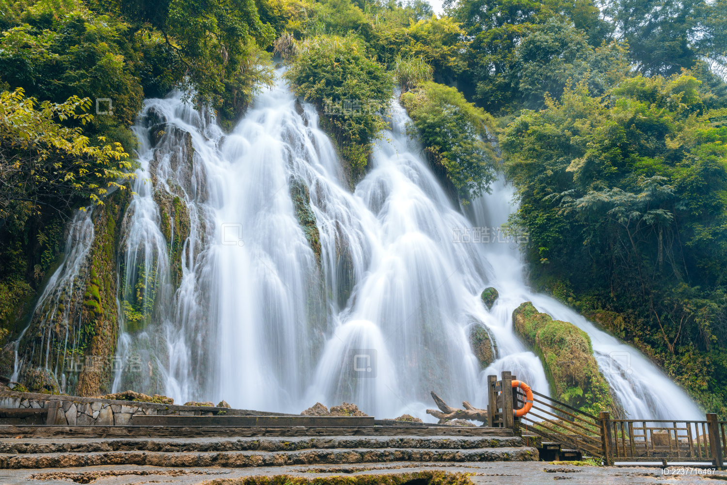 中国贵州省荔波县荔波小七孔的拉雅瀑布