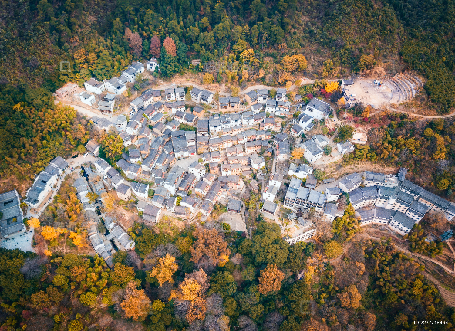 航拍江西省婺源县皇岭古镇自然建筑风光