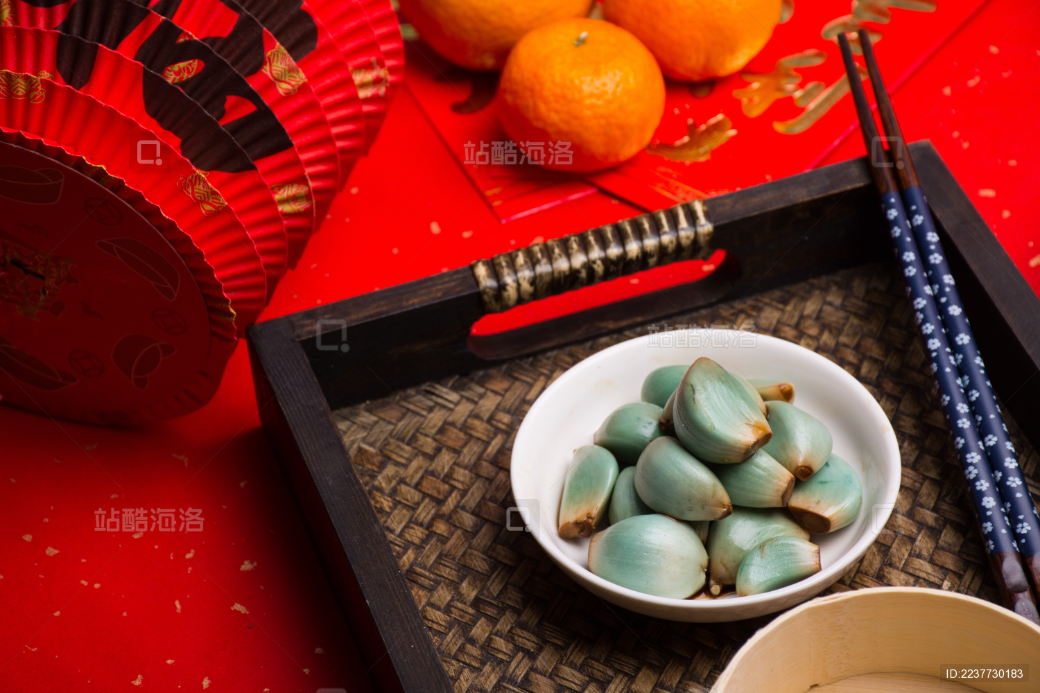 装在白瓷碟中放在盘子的传统特色小吃腊八蒜