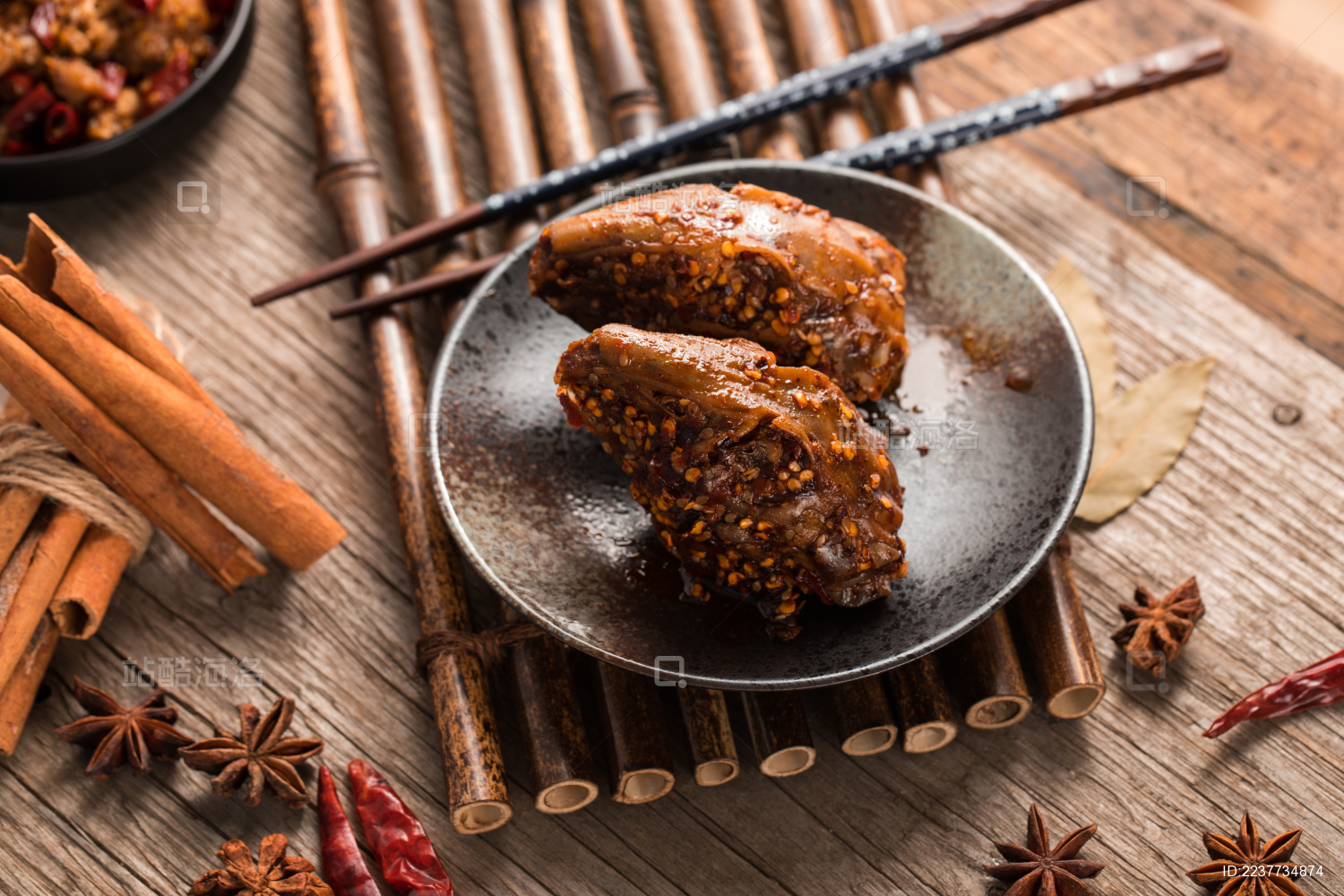 装在盘子里的川味特色小吃麻辣兔头