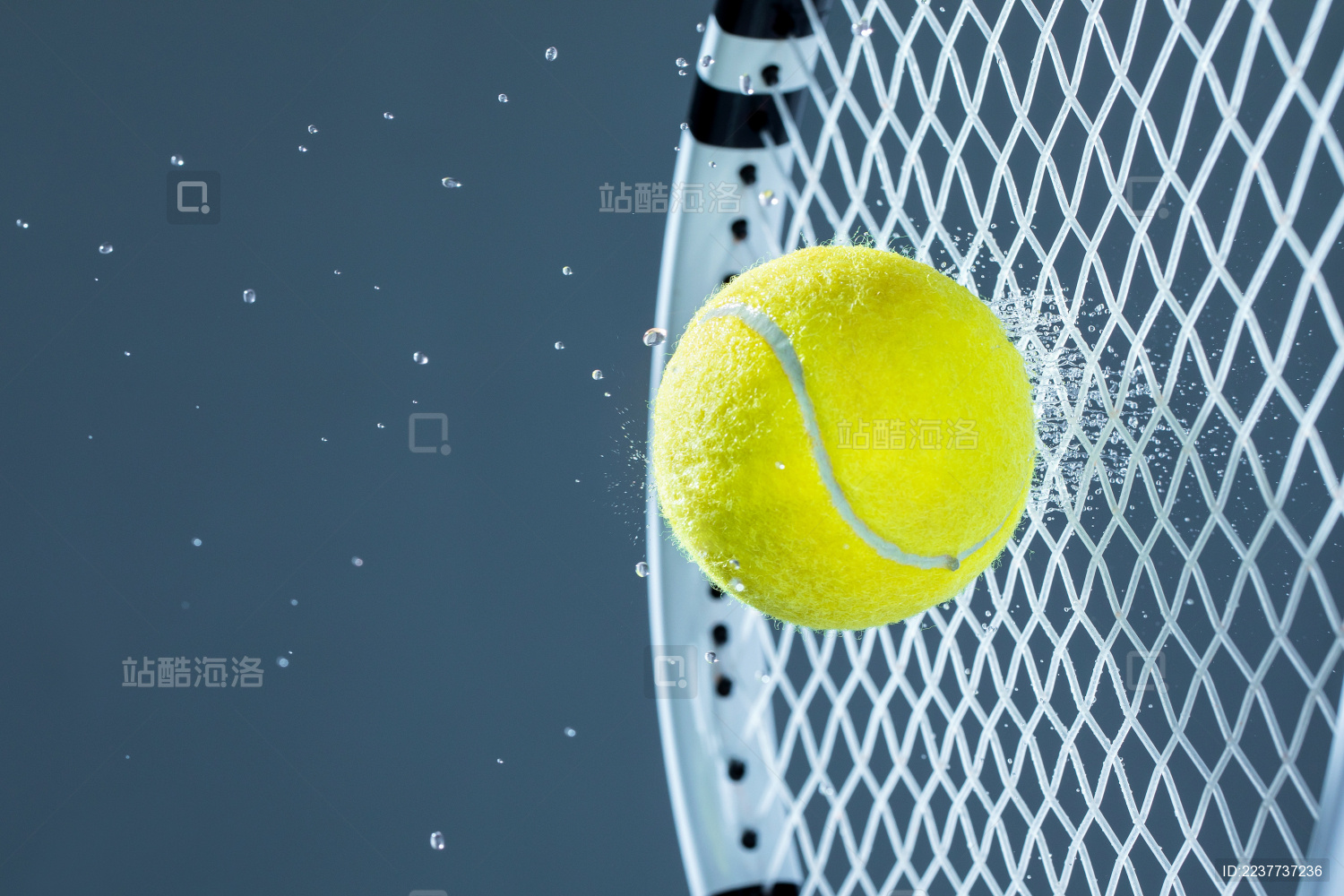 网球撞击球拍的瞬间