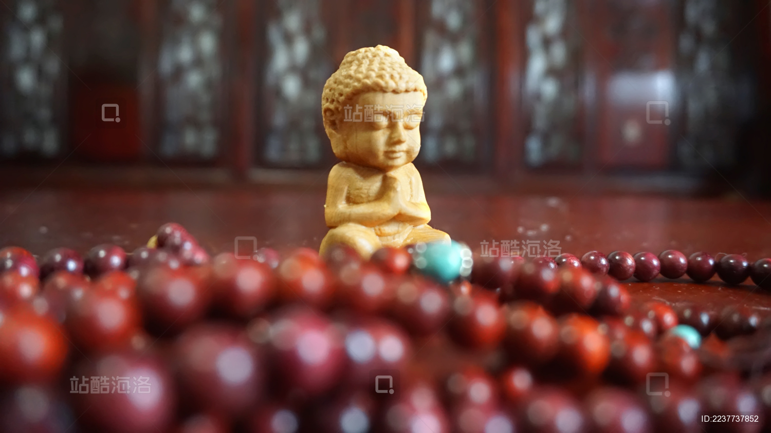 崖柏木雕刻的小佛像及紫檀佛珠