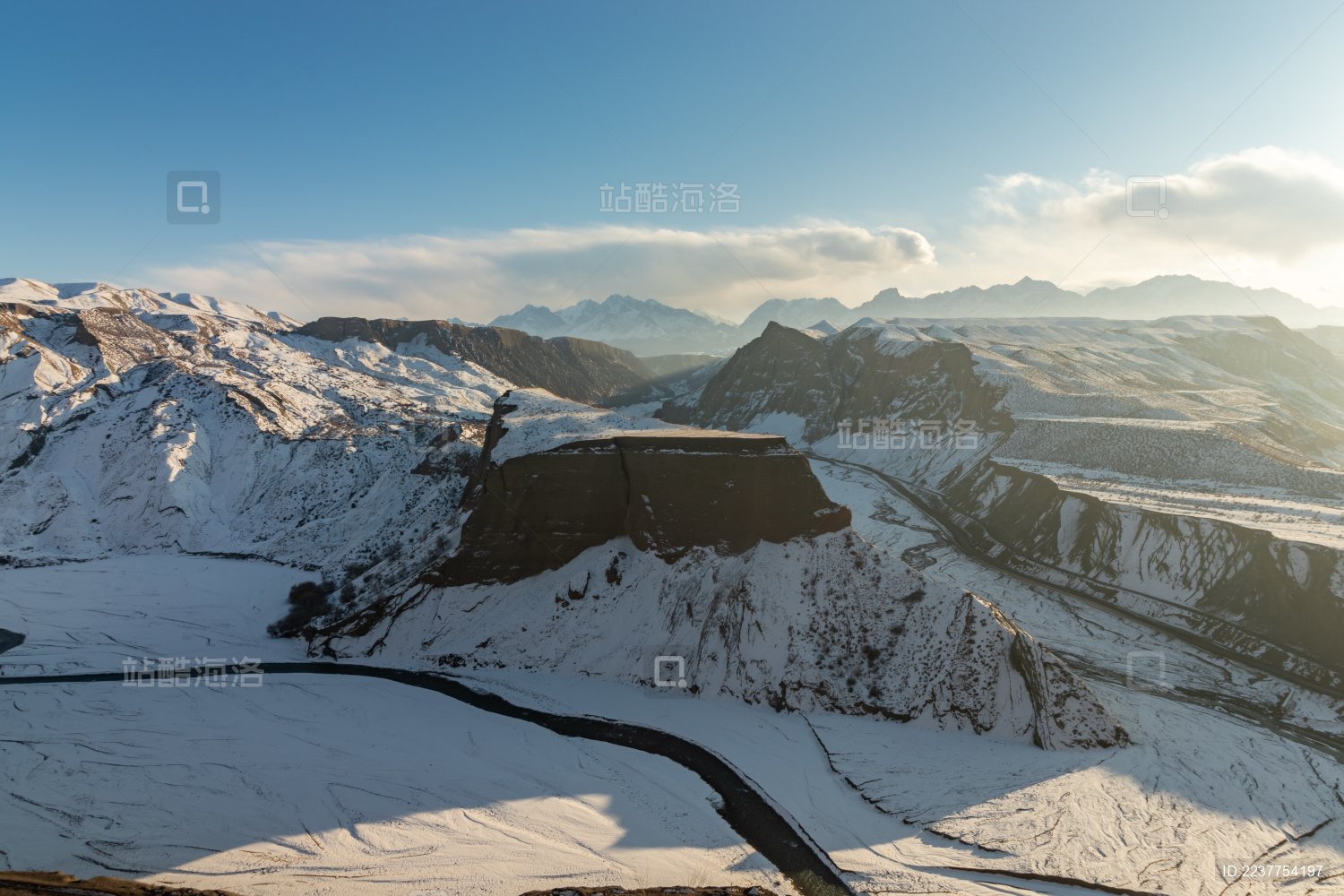 中国新疆伊犁州奎屯市安集海大峡谷的雪景