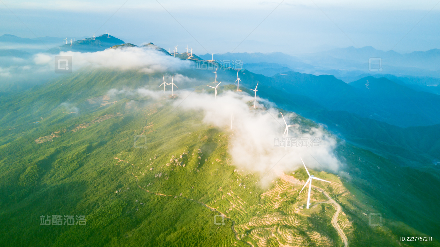 中国高山上的风力发电机群航拍