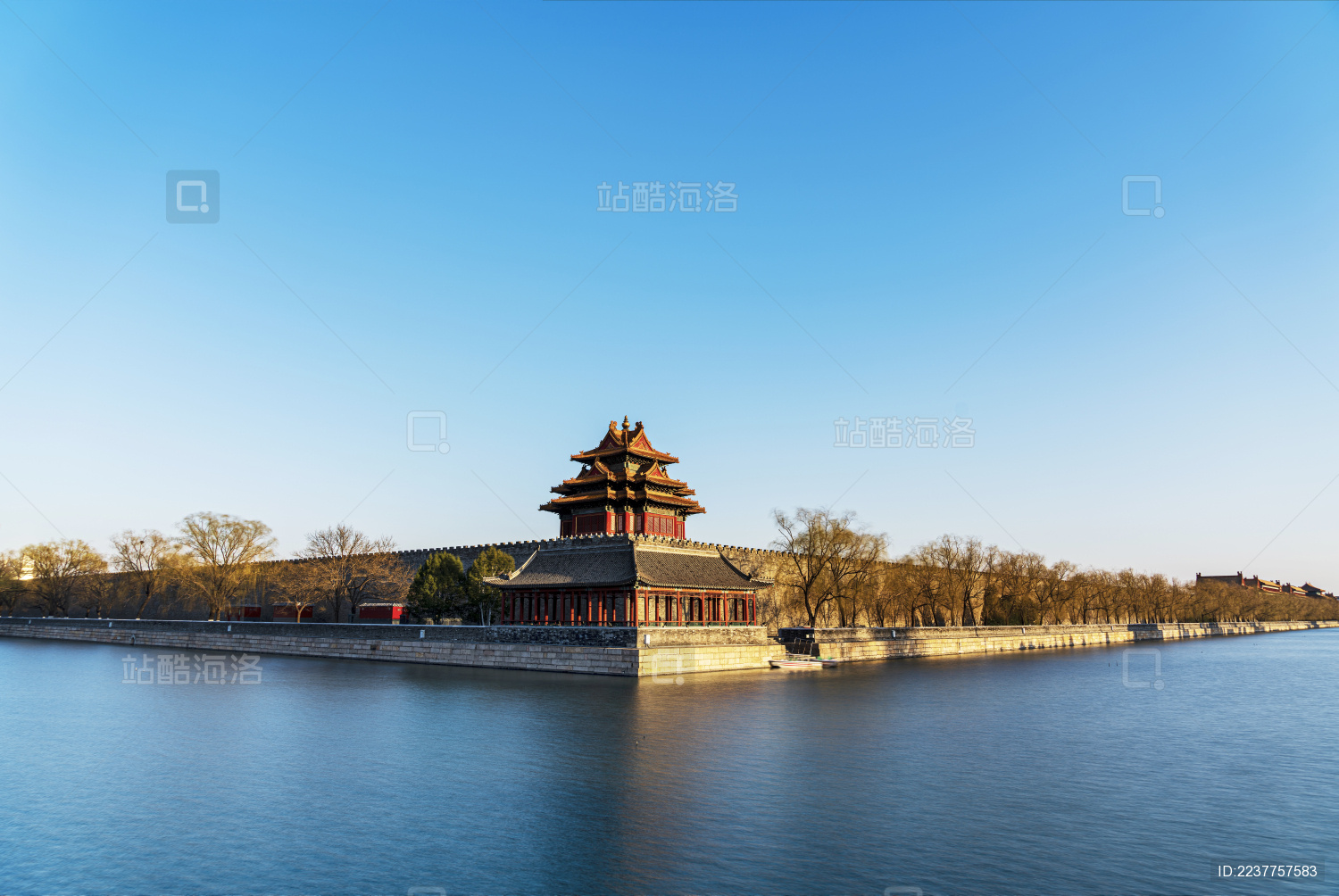 春天蓝天下北京故宫角楼风光