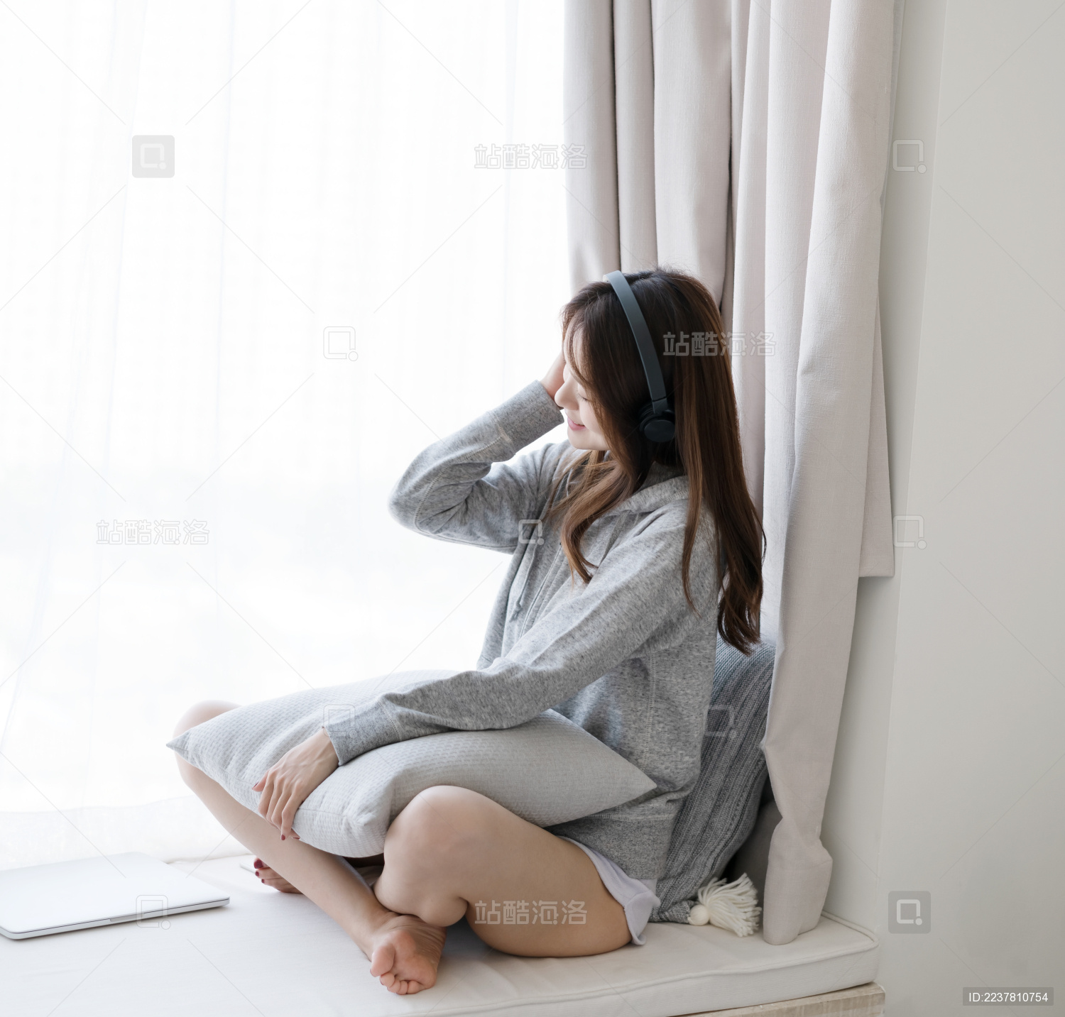 女生坐在窗户边听音乐