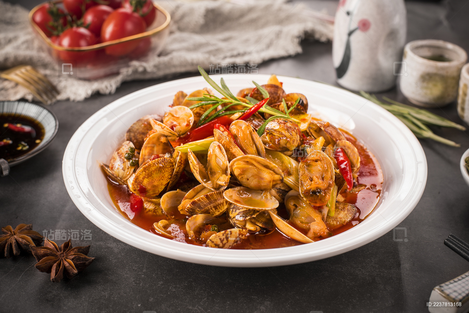 放在盘子里的海鲜花甲侧拍