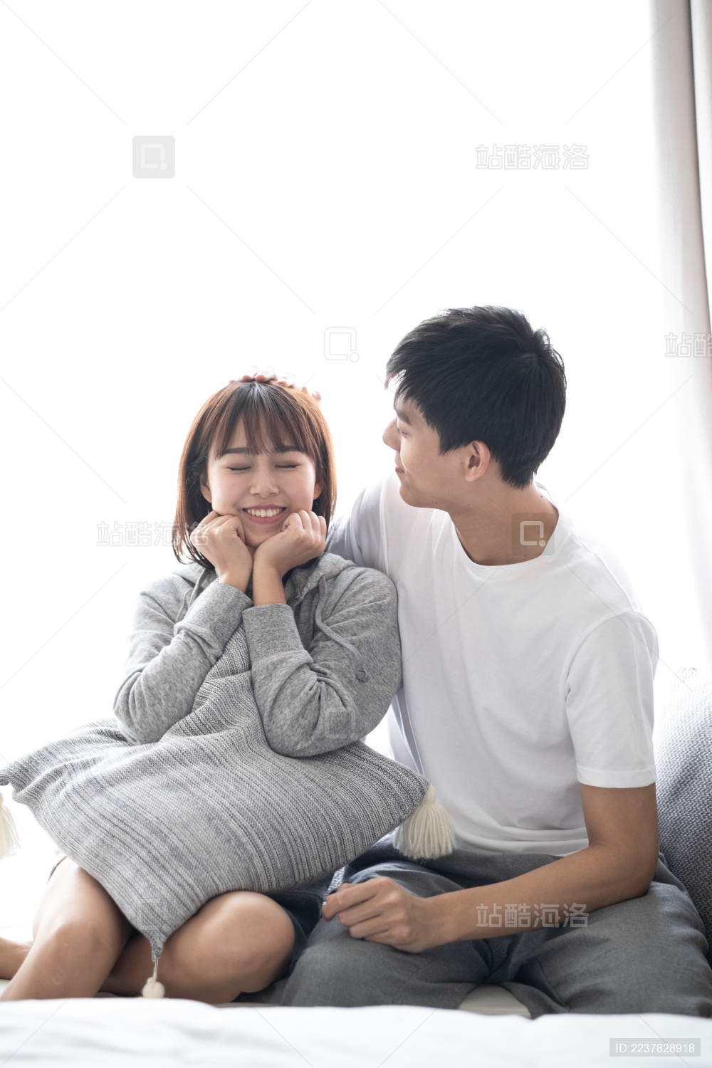 一对年轻的情侣