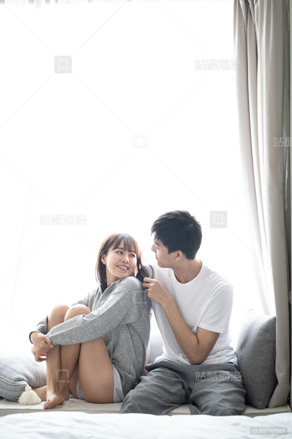 一对年轻的情侣