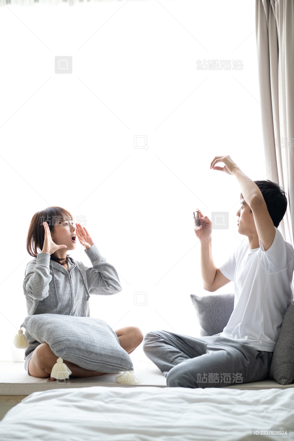 一对年轻的情侣