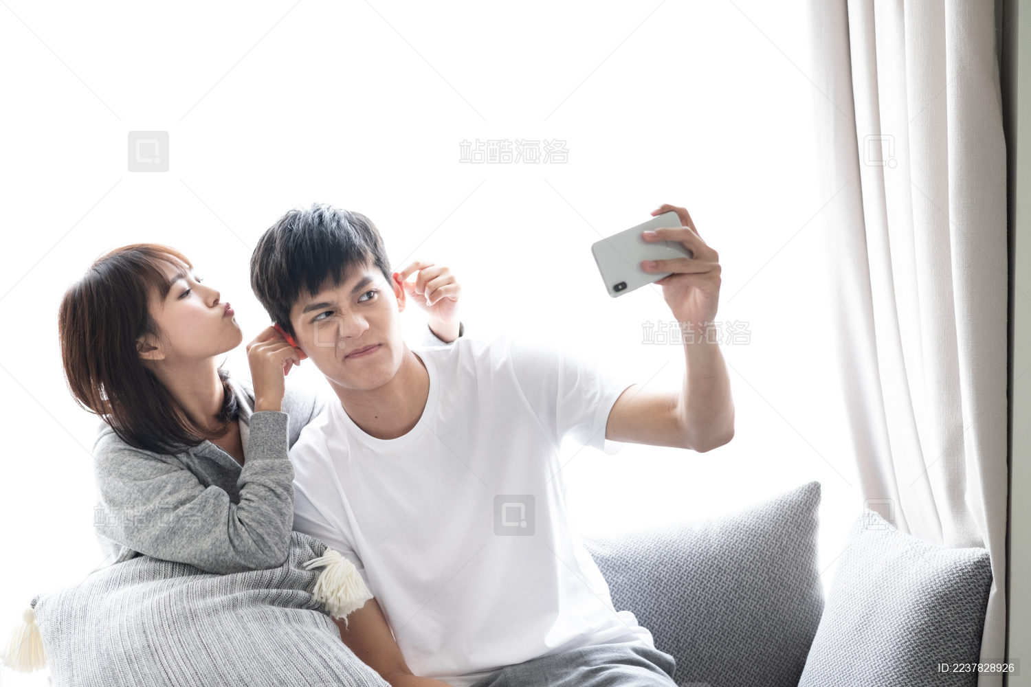 一对年轻的情侣