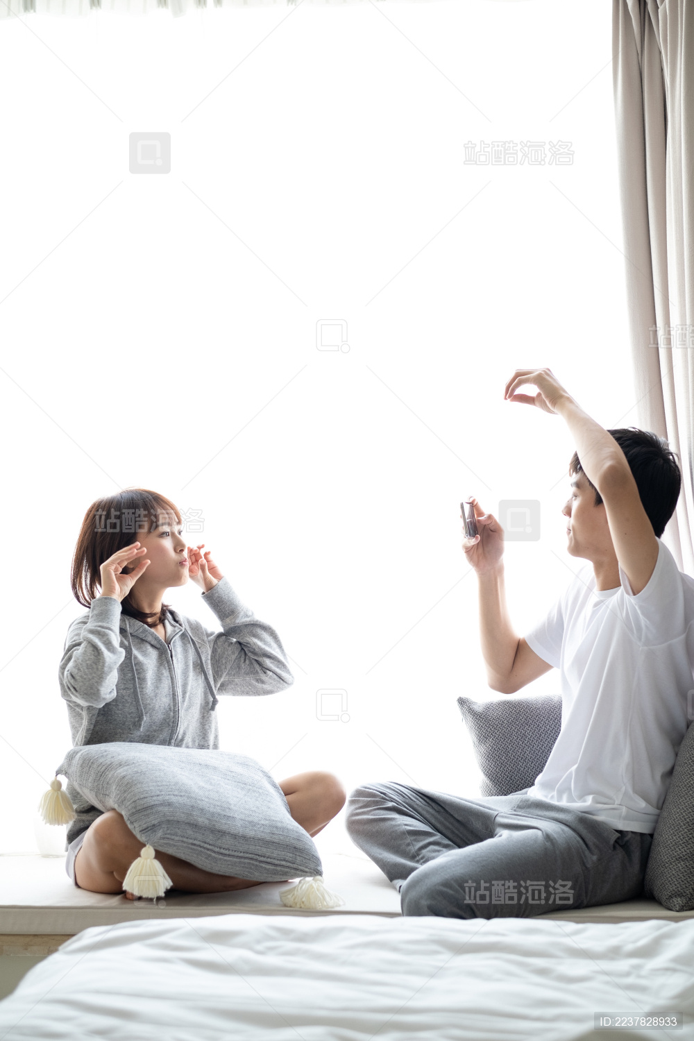 一对年轻的情侣