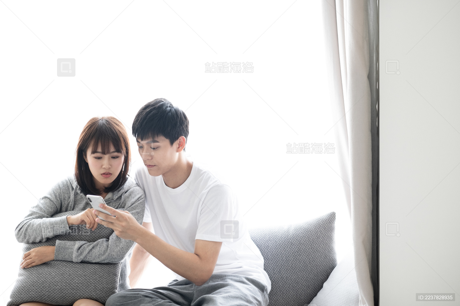 一对年轻的情侣