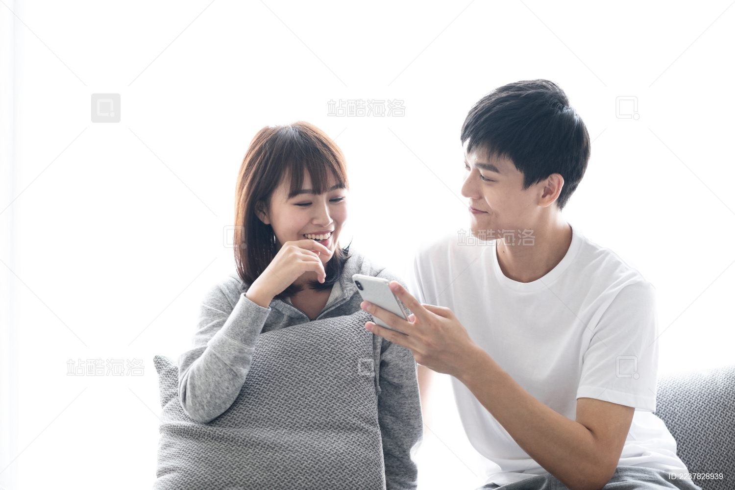 一对年轻的情侣