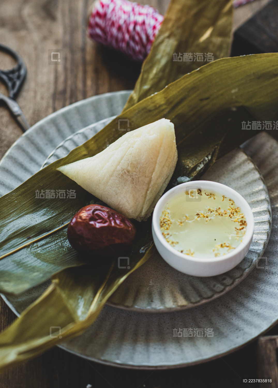 桌子上放着的几个粽子