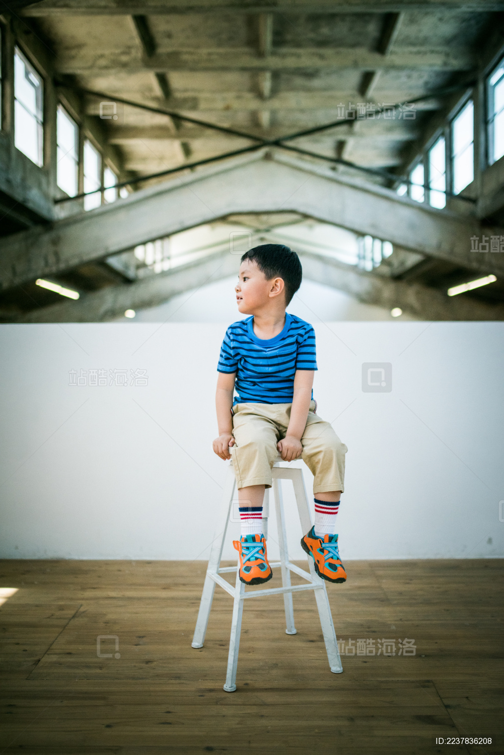 小朋友坐在高凳上