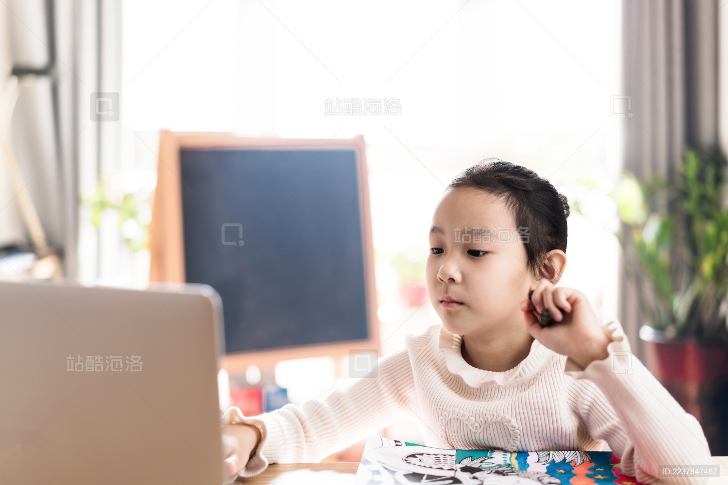 在线上美术课的中国女孩