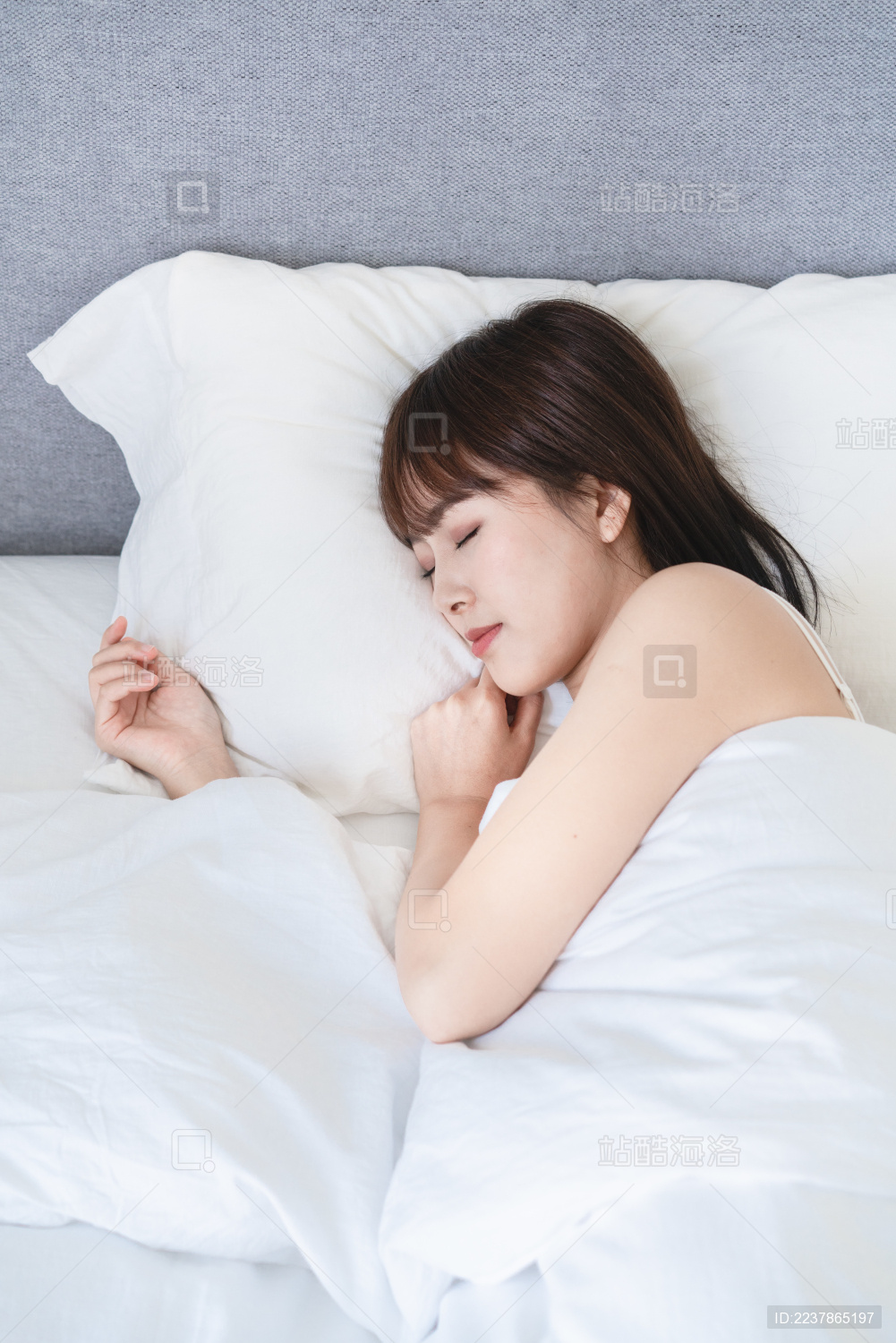 侧卧在床上熟睡的亚洲女性