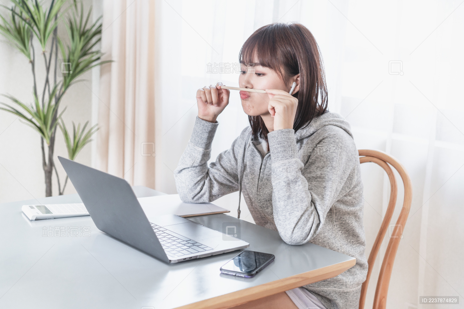 年轻女性一边工作一边思考