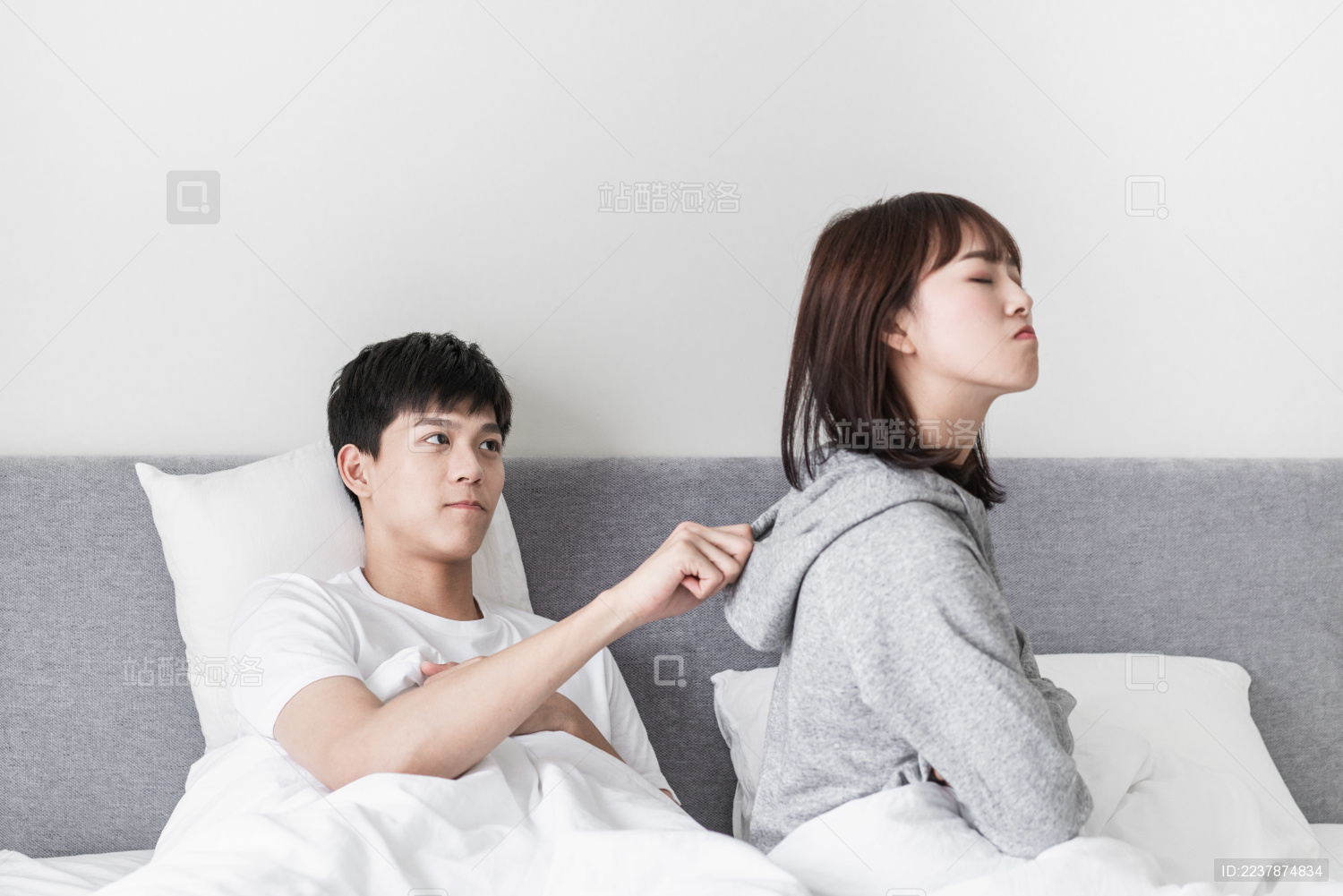 吵架中的男生试图哄女生