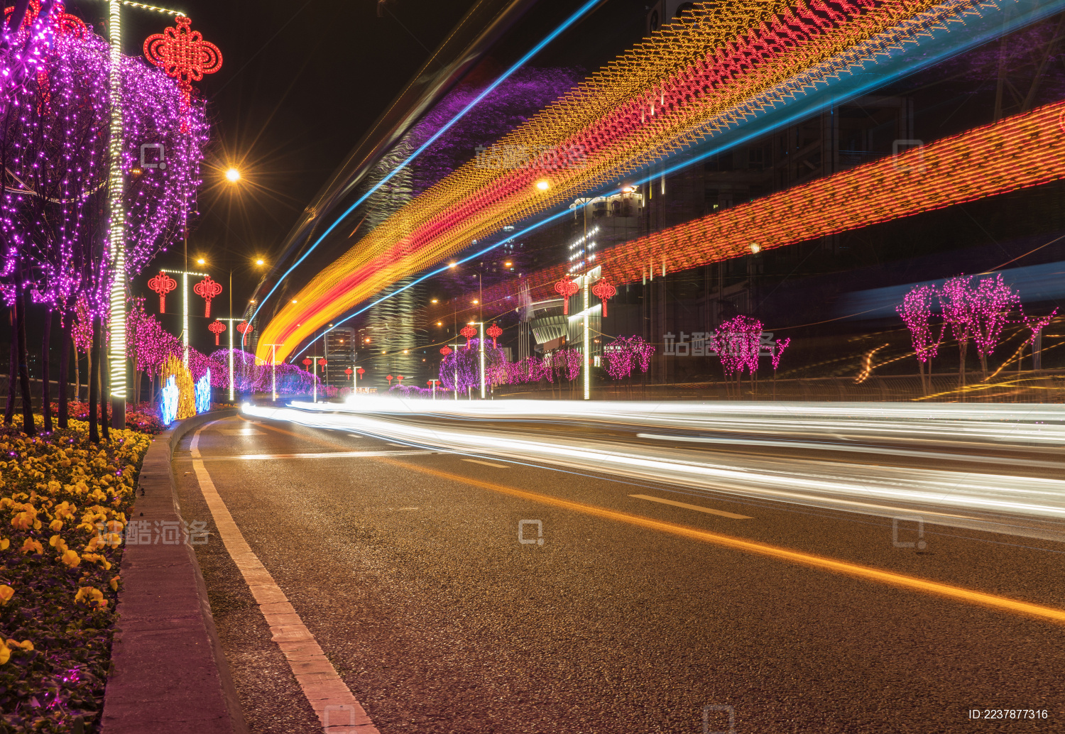 春节公路上挂满彩灯 汽车在公路上的光影轨