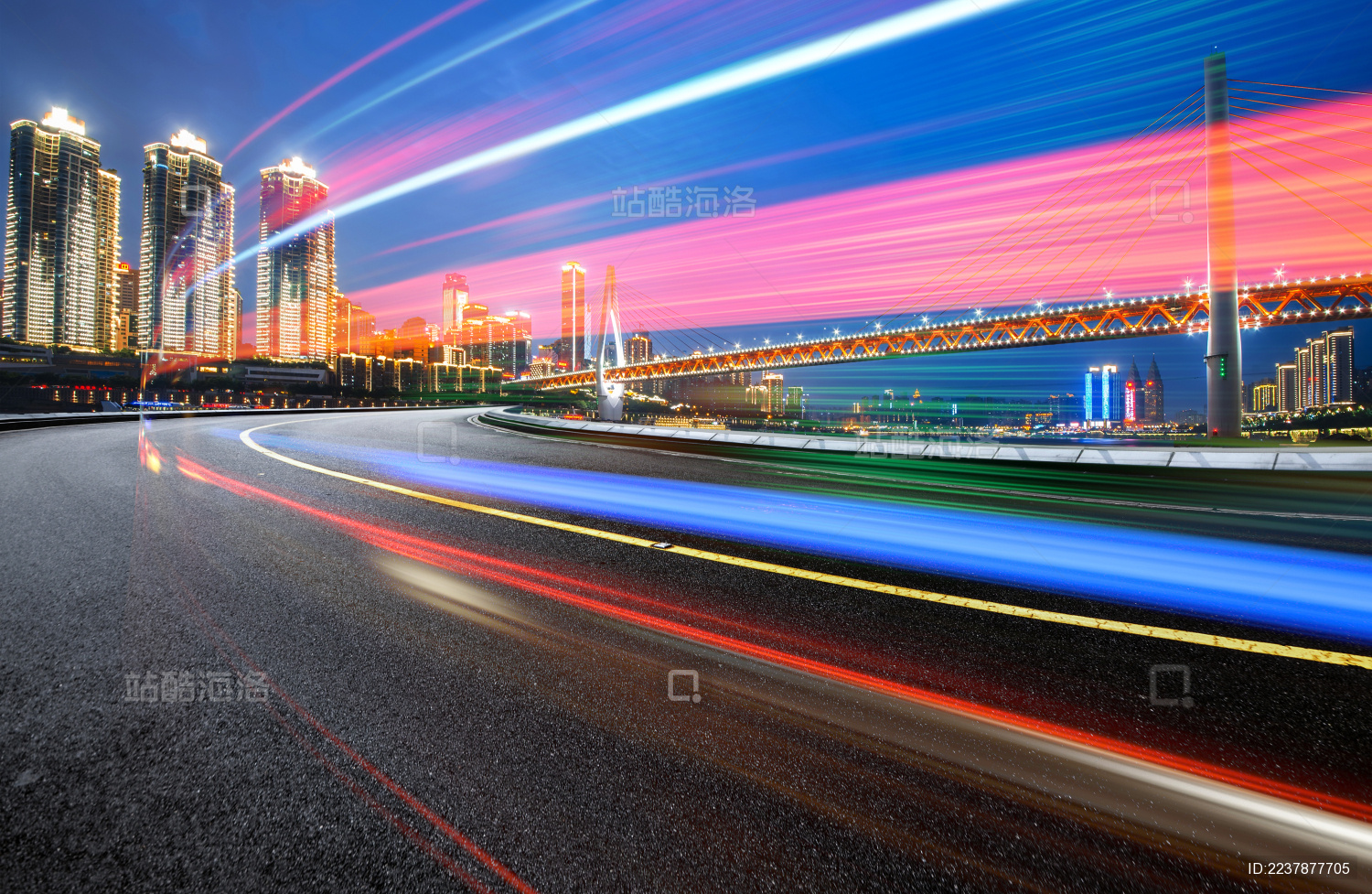 夜晚汽车在公路上运动的光轨 城市天际线