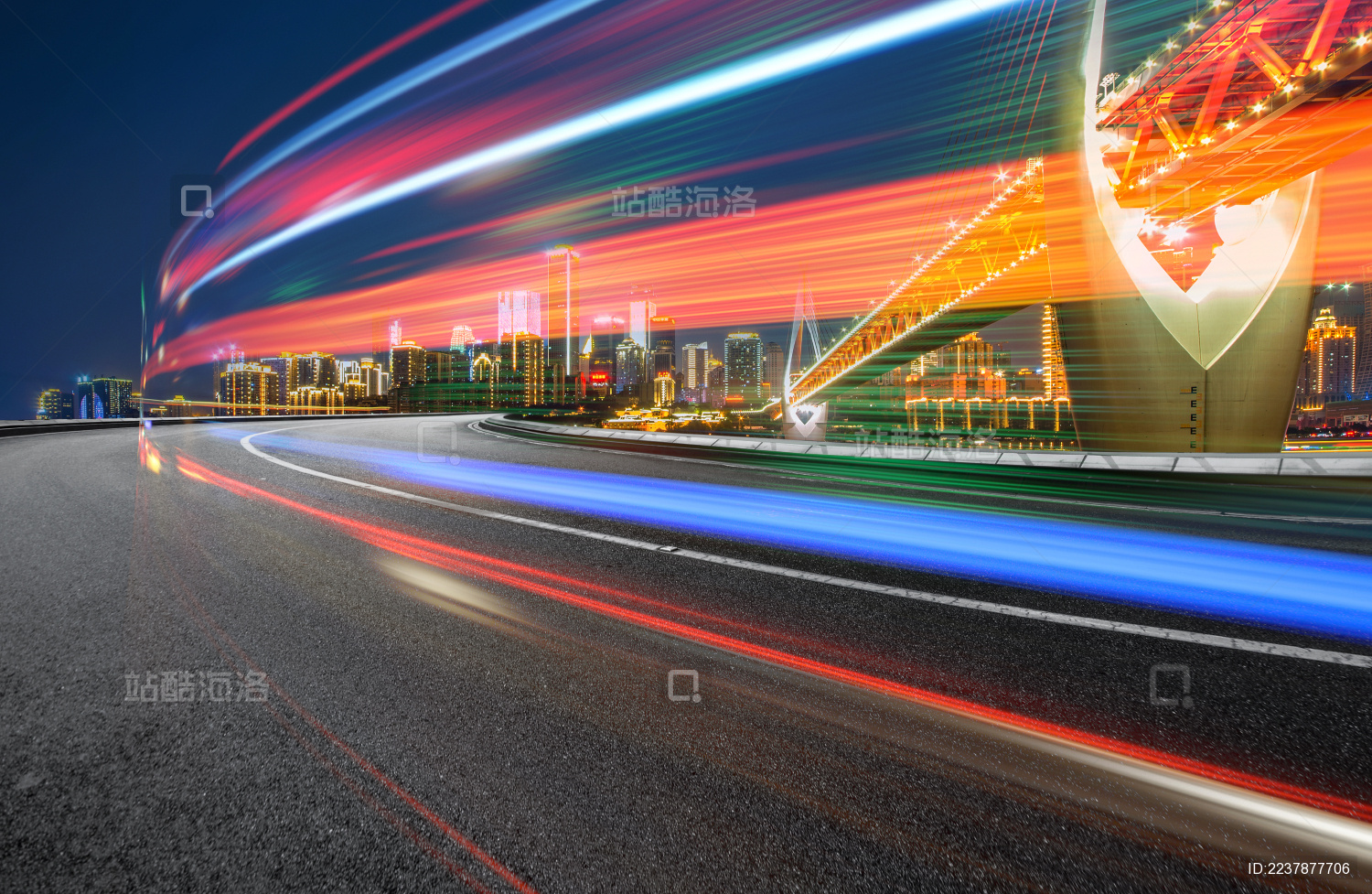 夜晚汽车在公路上运动的光轨 城市天际线