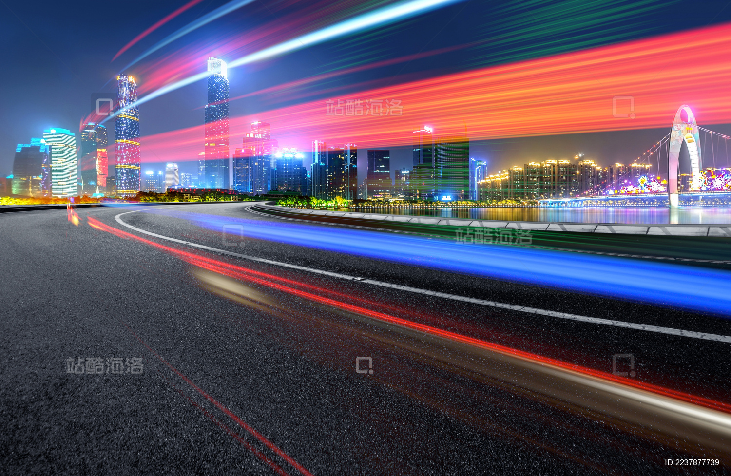 夜晚汽车在公路上运动的光轨 城市天际线