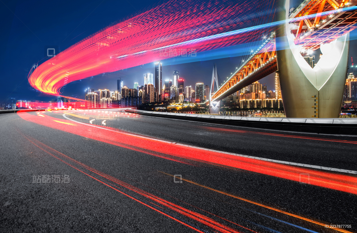 夜晚汽车在公路上运动的光轨 城市天际线