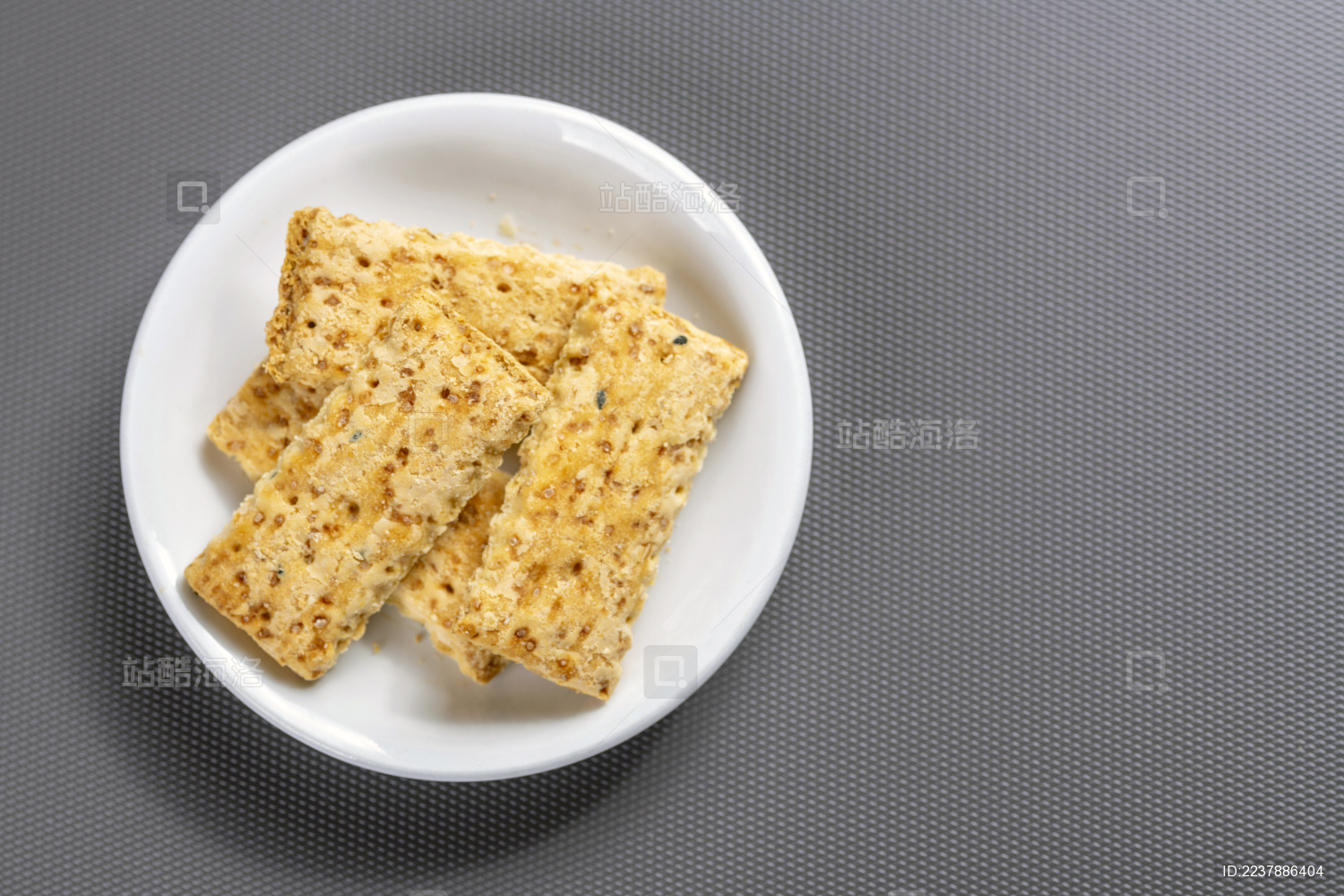 一盘咸鸭蛋黄饼干特写