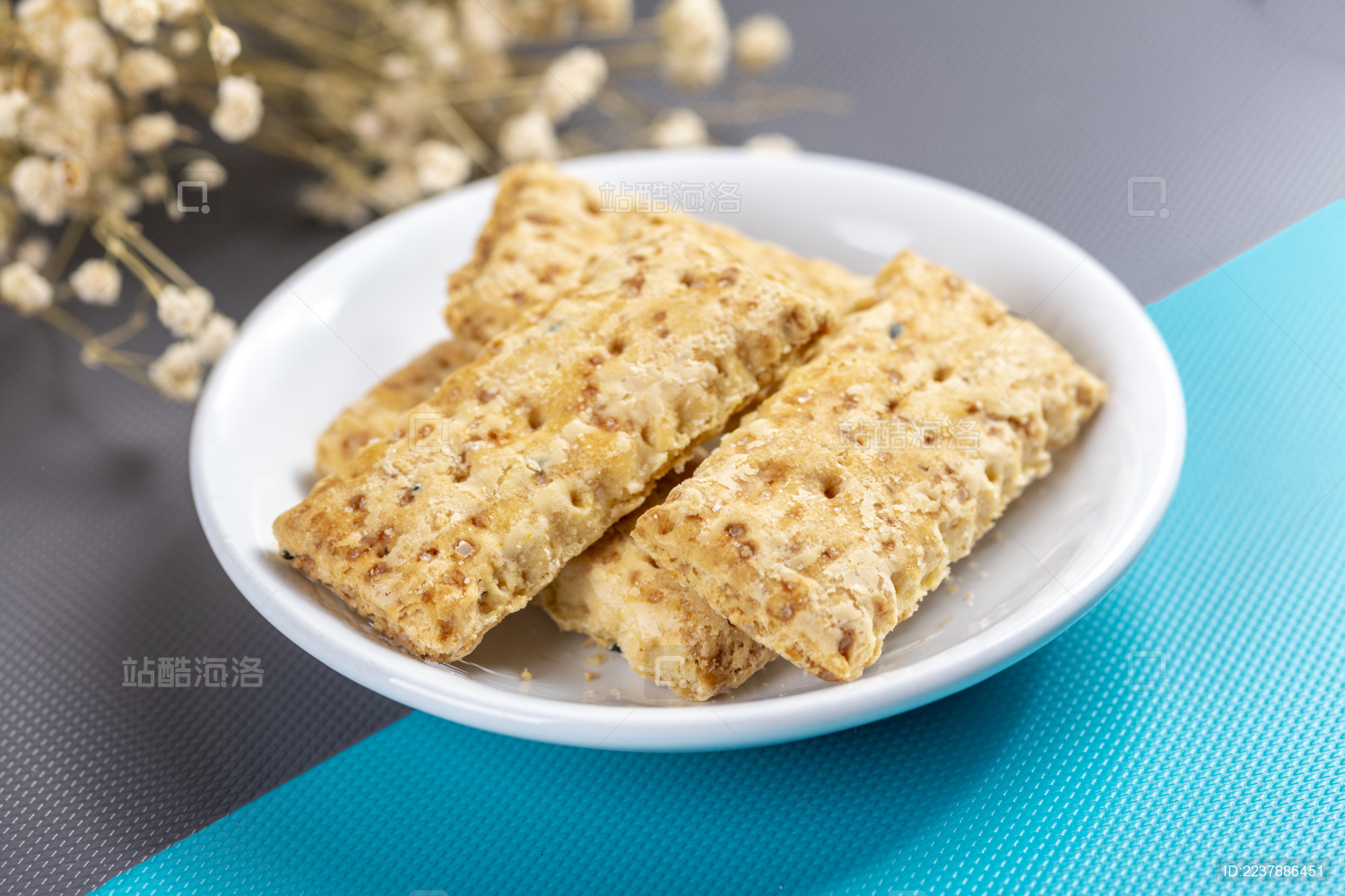 一盘咸鸭蛋黄饼干特写