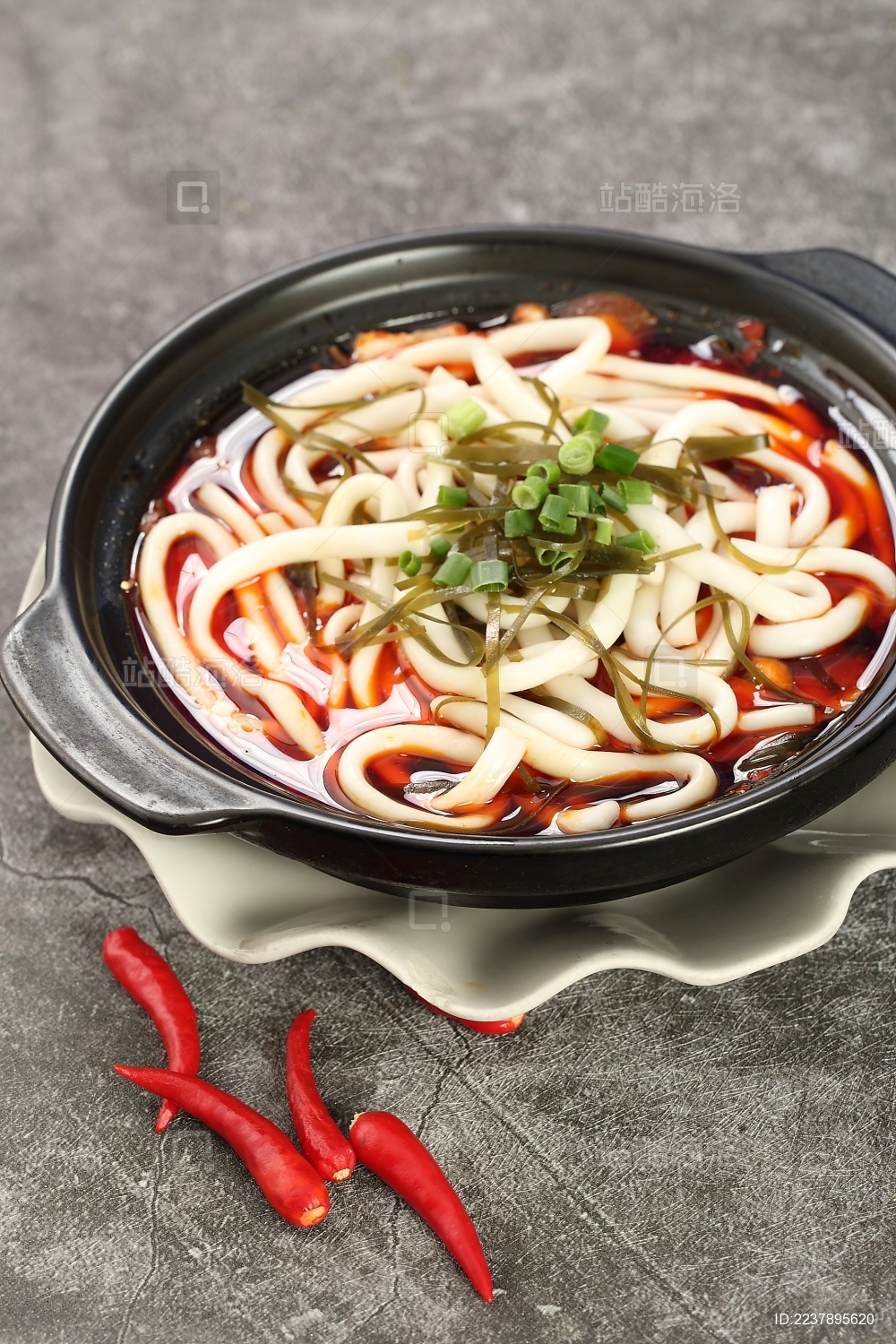 黑色砂锅里的红汤土豆粉_站酷海洛_正版图片_视频_字体_音乐素材交易