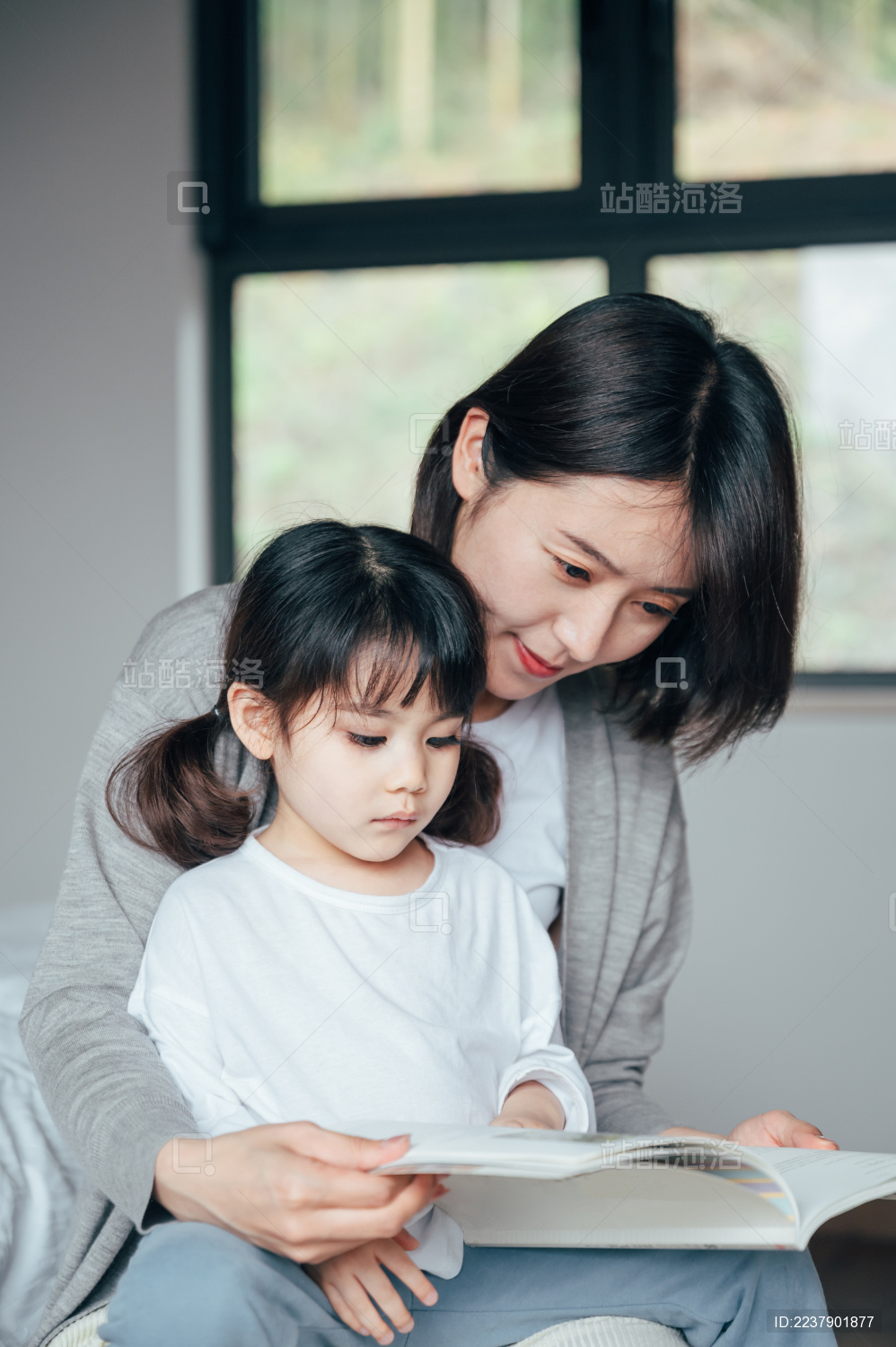 妈妈和女儿在家读书