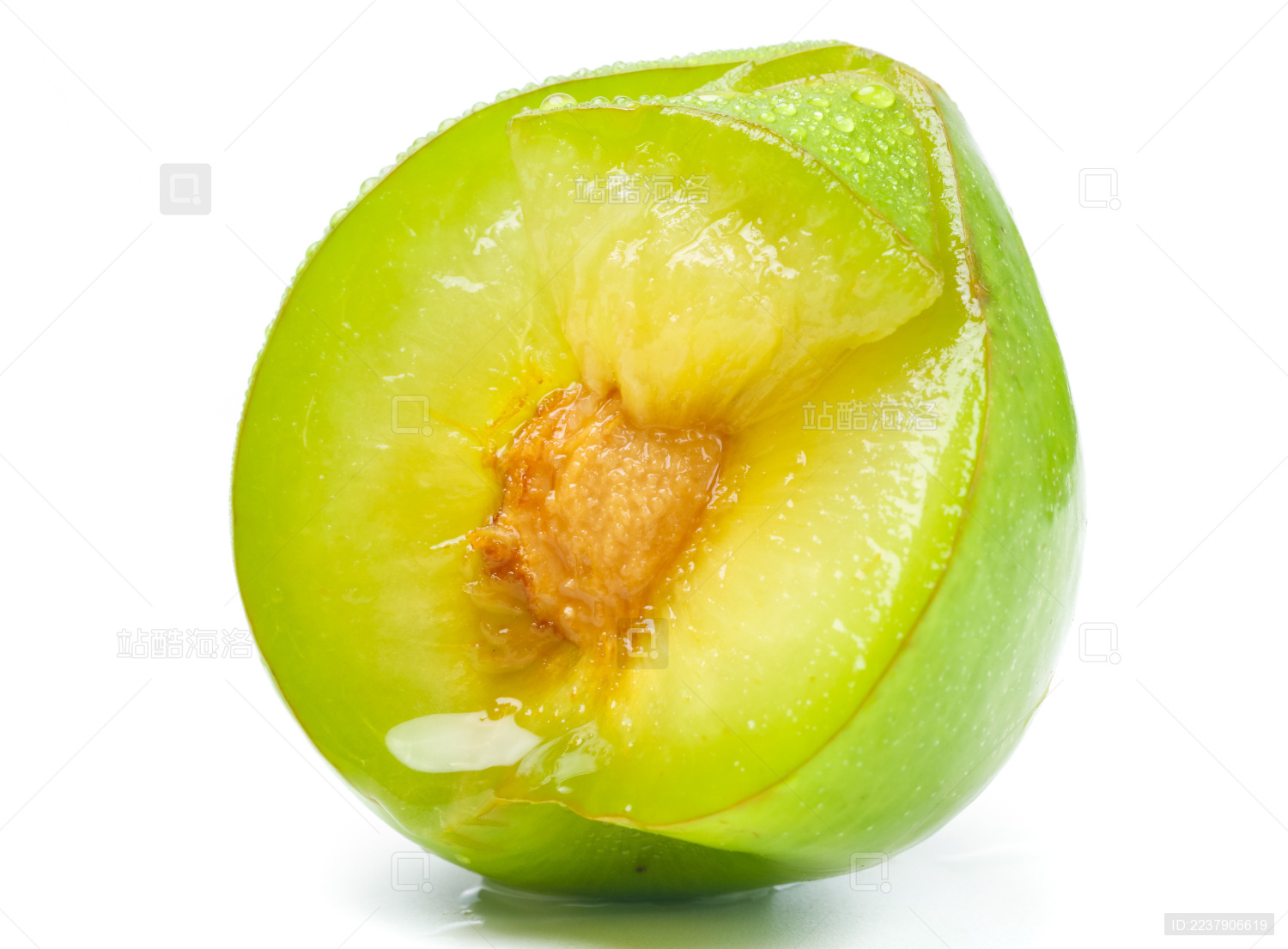 白底上放着一个切开的青李子