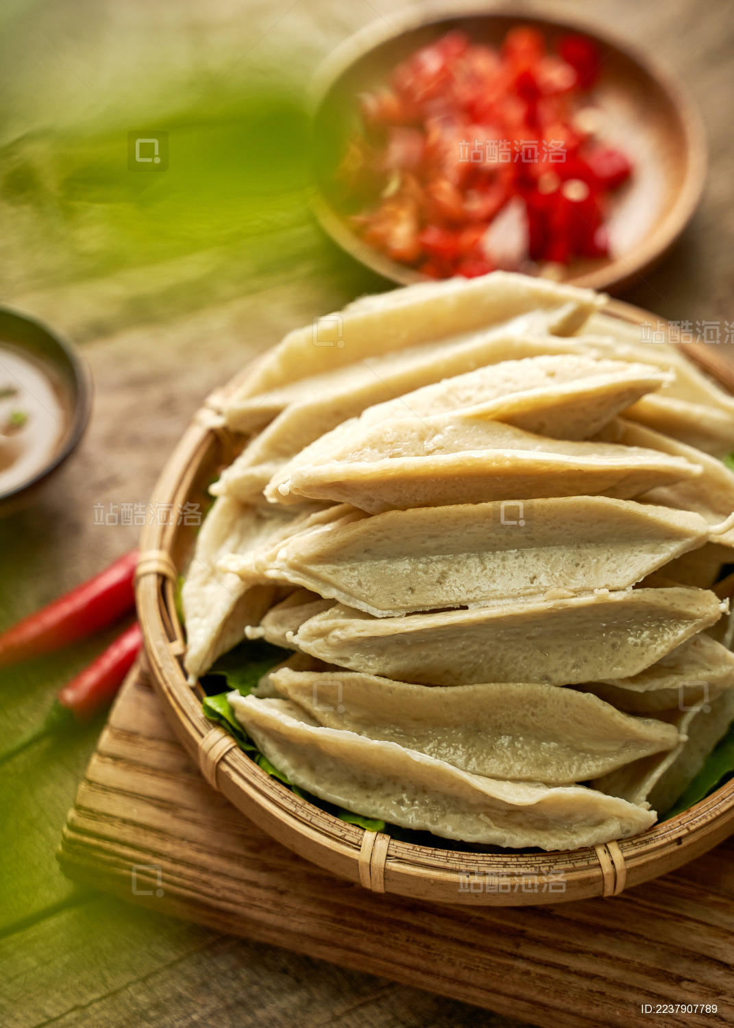 木桌上餐具上摆放的火锅面筋