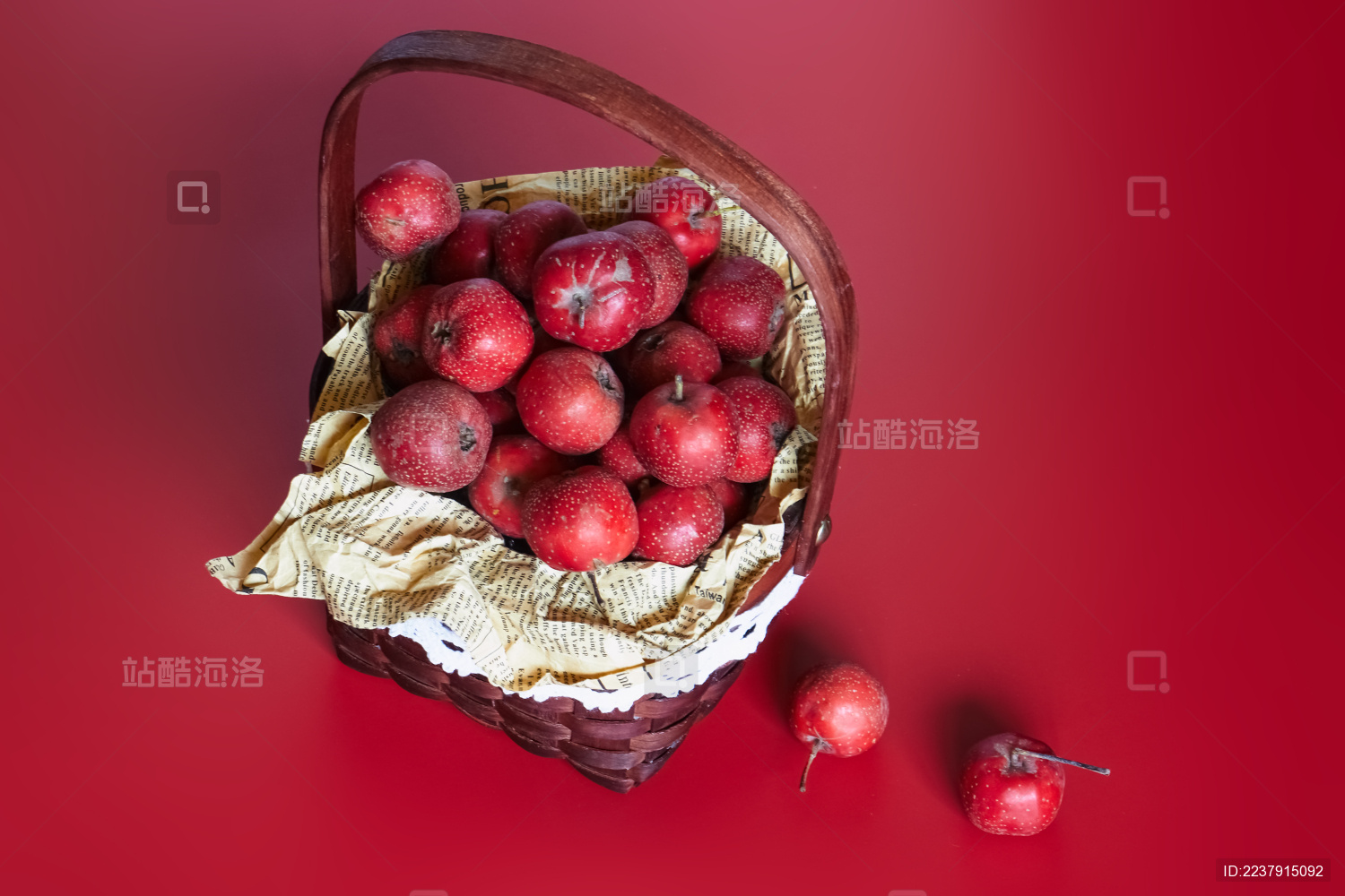 红色背景下的山楂