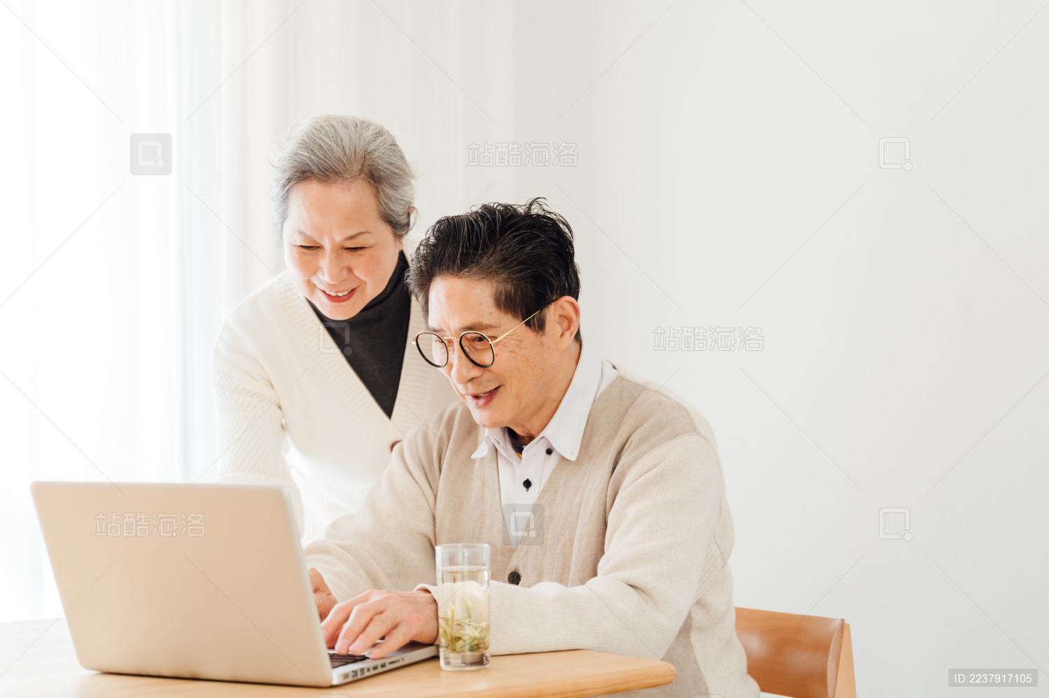 亚洲老年夫妇使用笔记本电脑