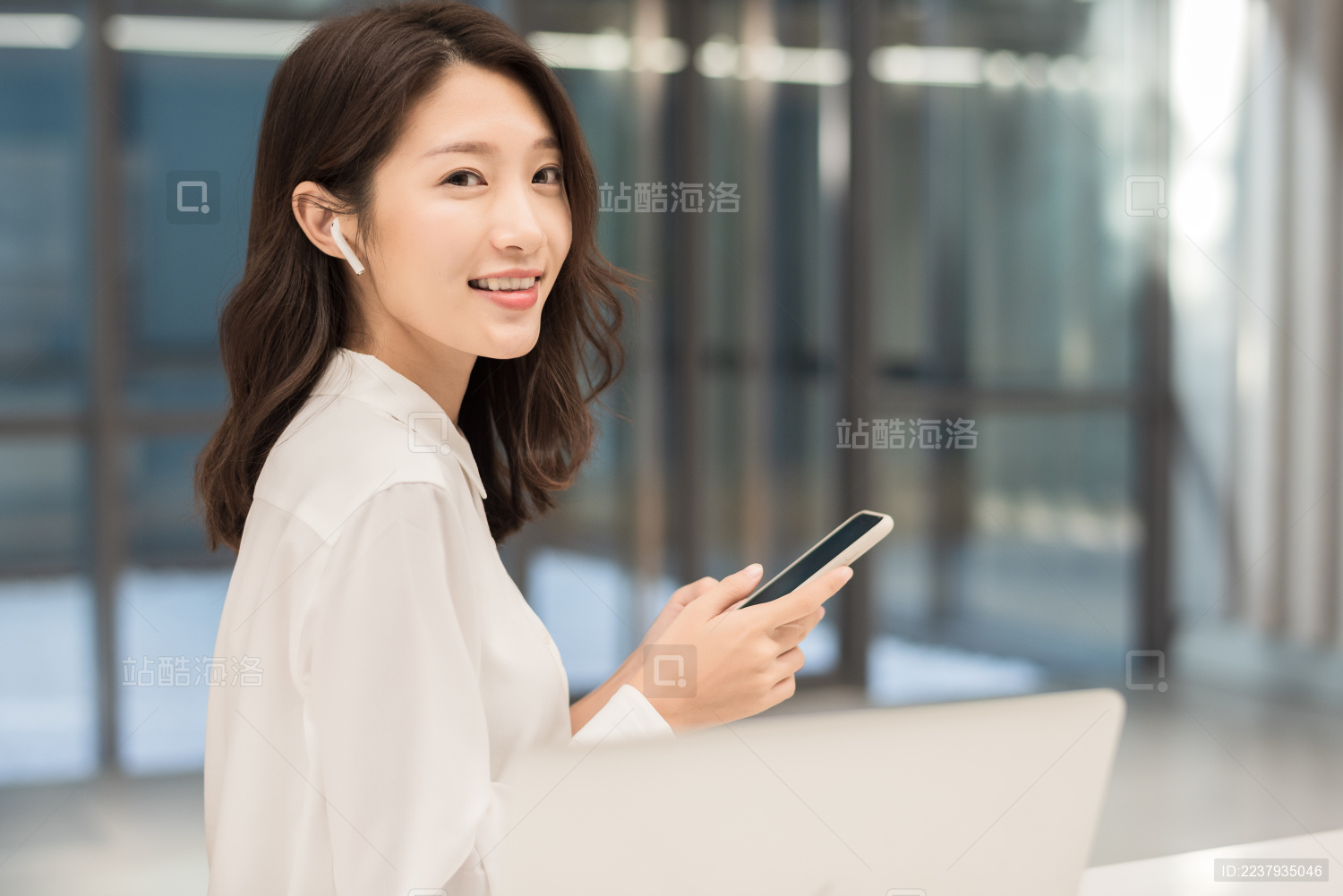 年轻商务女士拿着手机