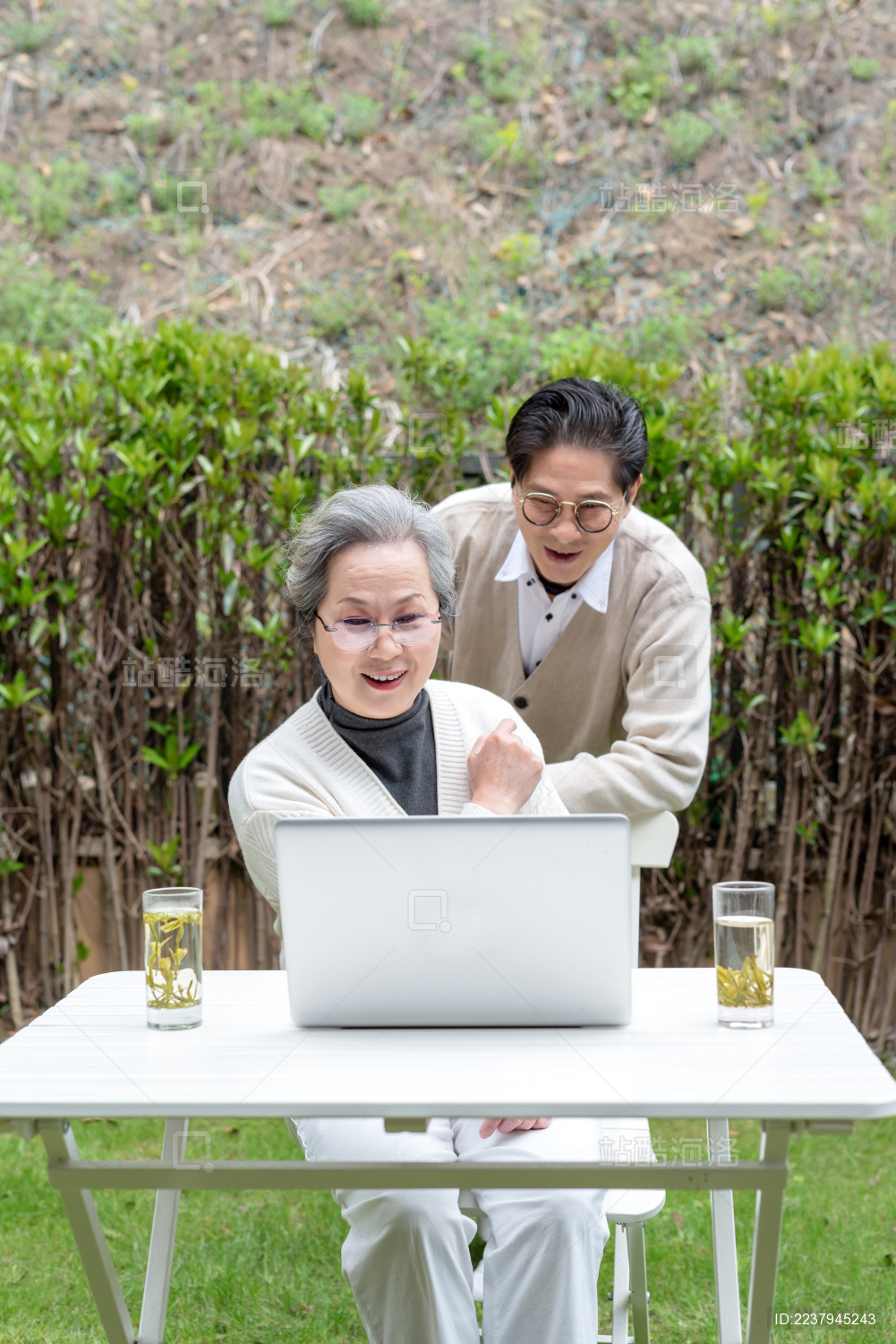 一对正在使用笔记本电脑的亚洲老年夫妇